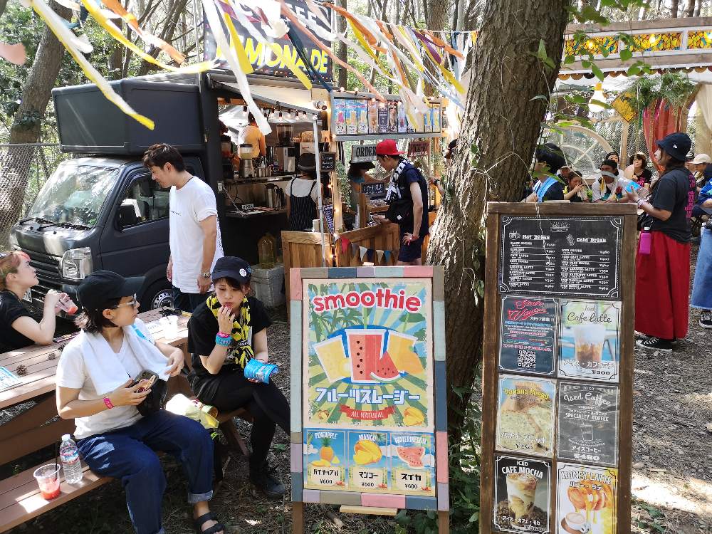 スムージーとカフェ中心の店。