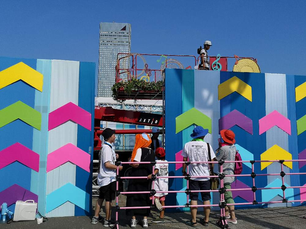 クレーンを使った展望台。