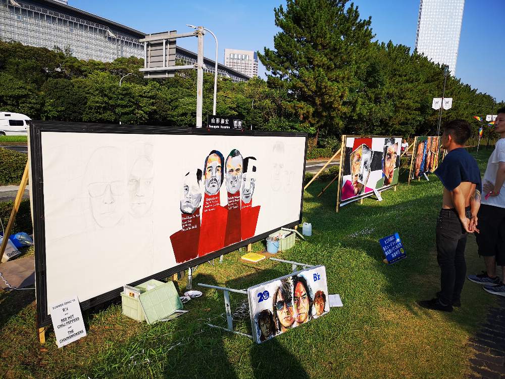 出演者にちなむアートも多い。