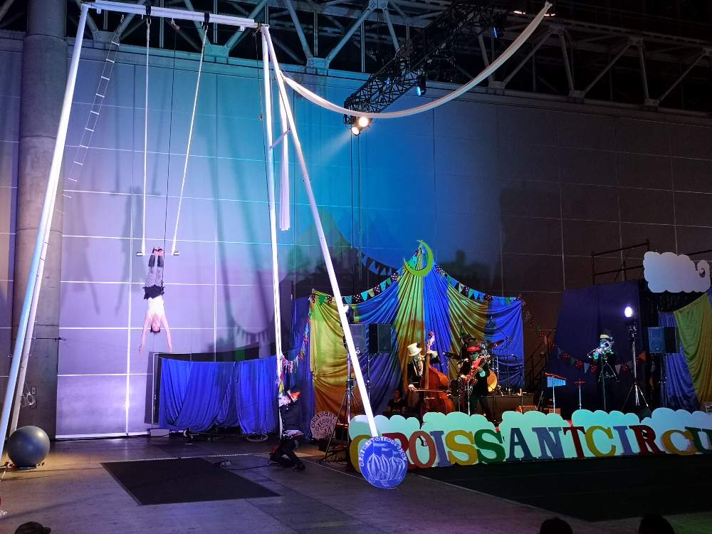 クロワッサンサーカス。ブランコ。