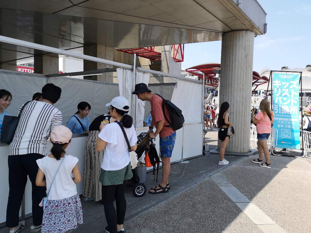 キッズリストバンド引換所。