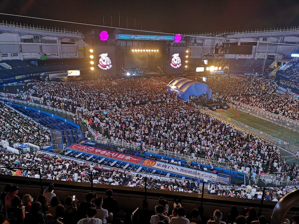 ザ・チェインスモーカーズの前。