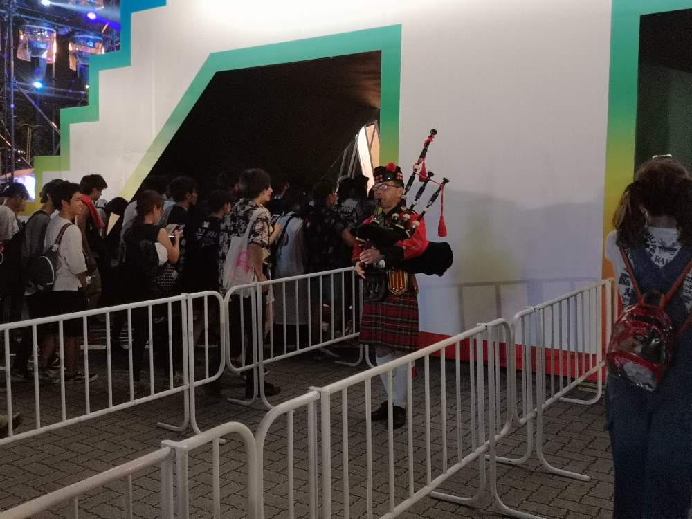 マリンステージ終了後のゲートでフリーのバグパイプ奏者が演奏。