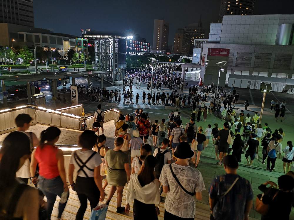 帰宅する人々。