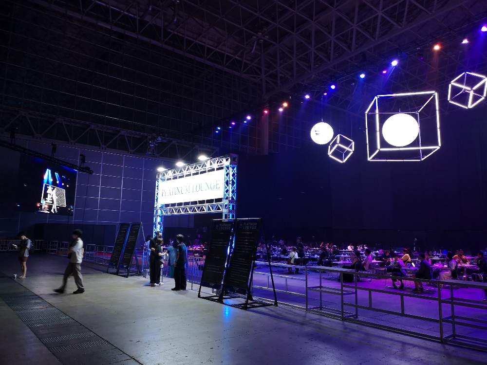 モニターにカサビアンの映像が見えます。