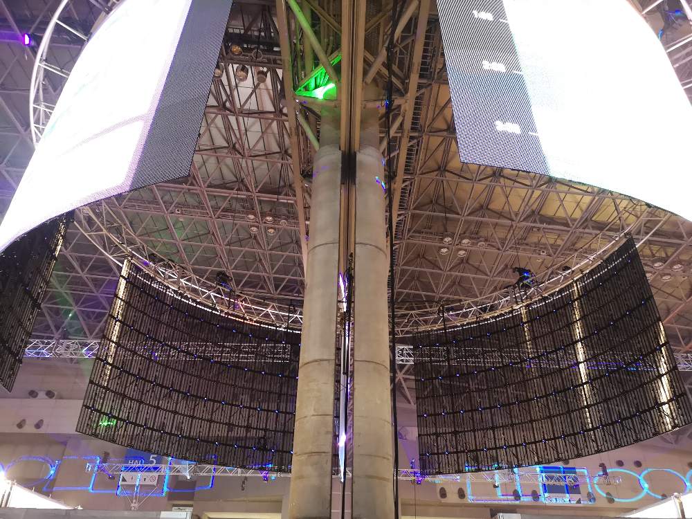 薄い幕を吊り下げて案内を表示。幕の向こうが透けて見えます。