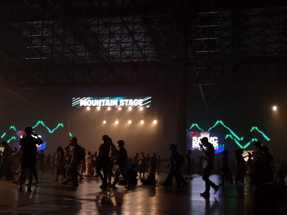 マウンテンステージのCreepy Nuts終了のころ。