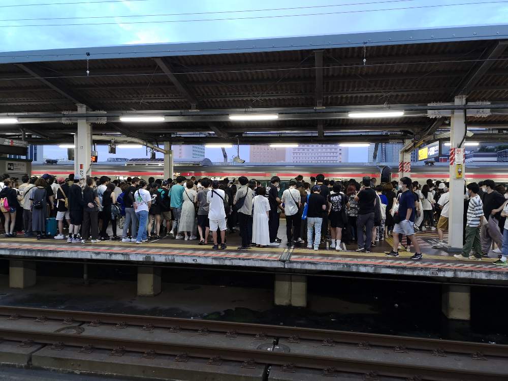 午前5時ごろの海浜幕張駅ホーム。