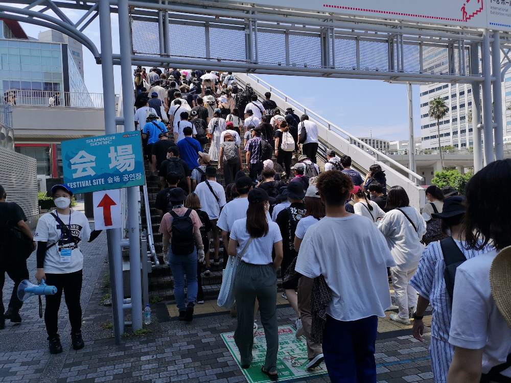 海浜幕張駅から会場へ。