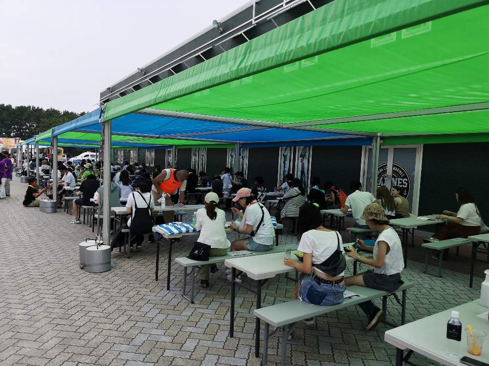 ひさし付きのテーブル席。