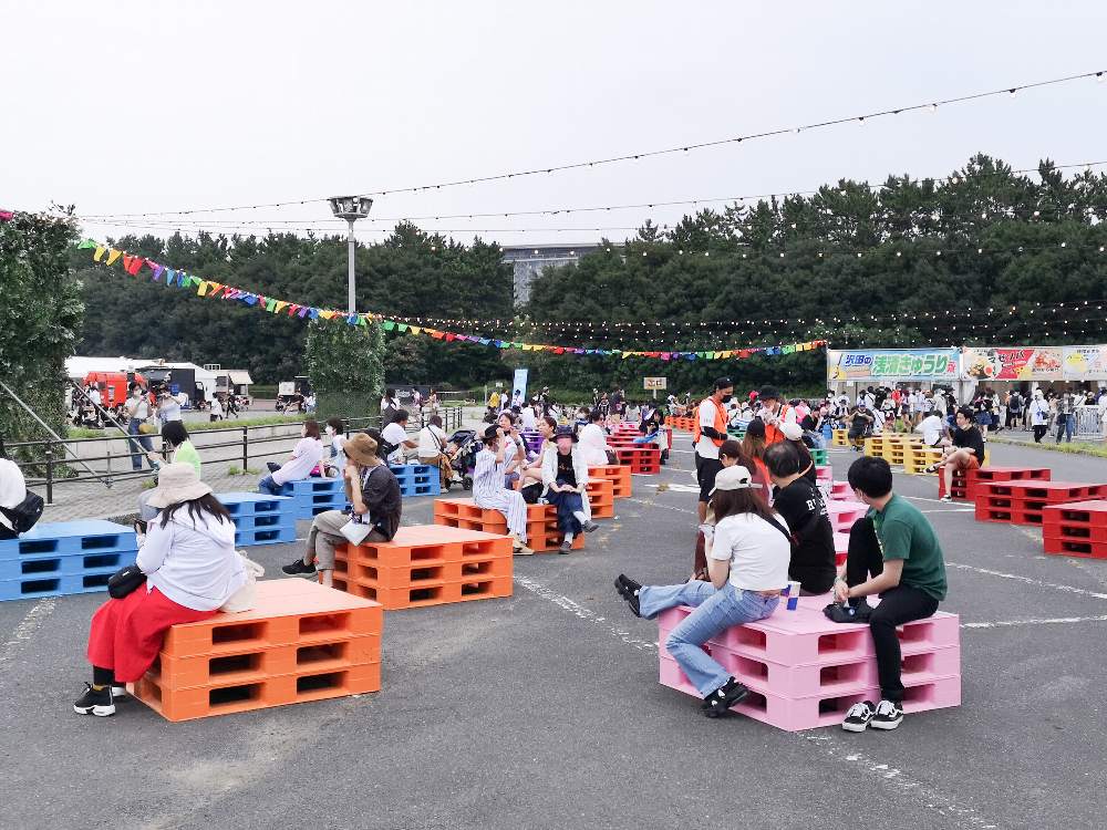 マリンステージ周辺のベンチ。以前はステージがありました。