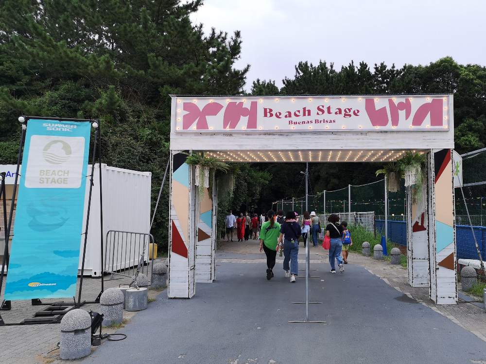 ビーチステージへのゲート。