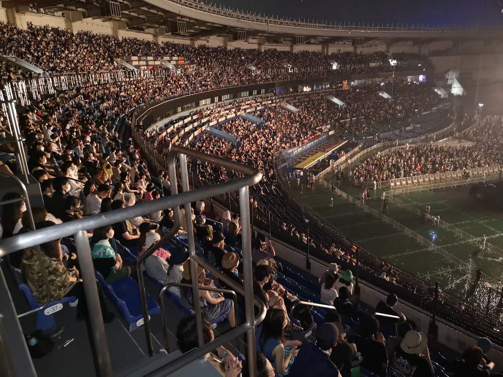 4階席まで埋まっています。