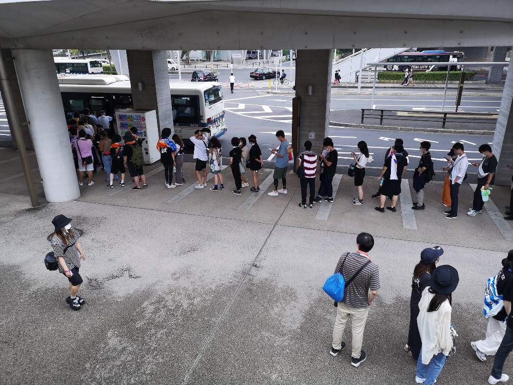 シャトルバスの行列。