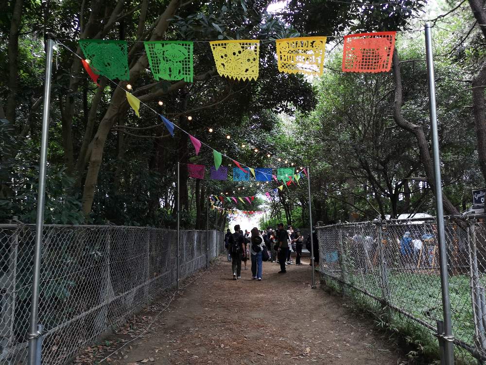 通路の途中にキッチンカーがあります。