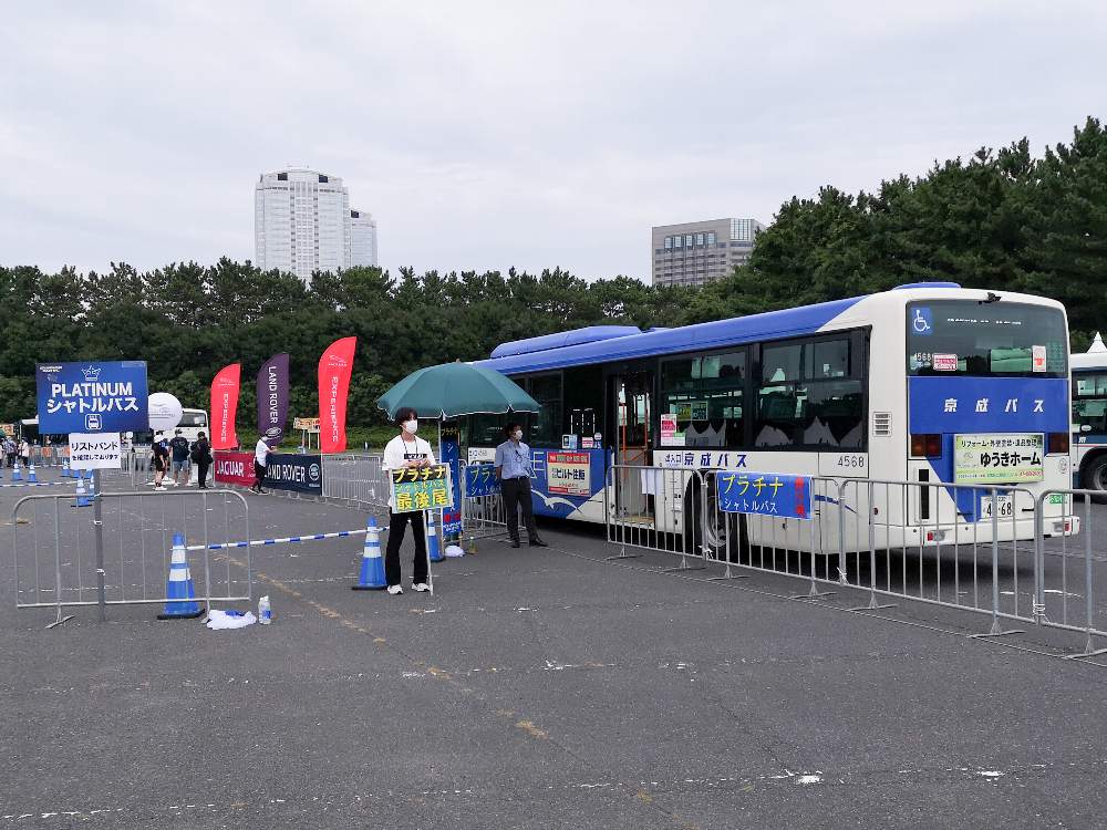 シャトルバス乗り場。プラチナ。