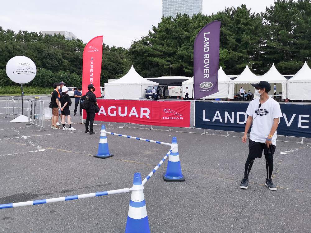 ランドローバーの乗り場。