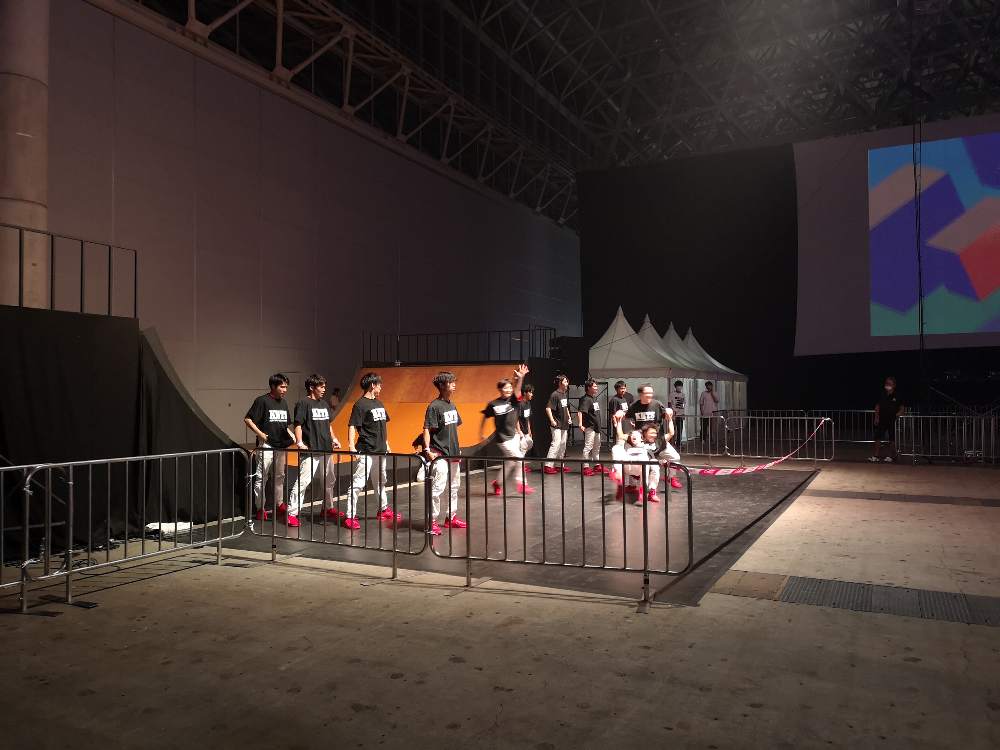 ダンスチームの筋肉定食。マリンステージ周辺のサイドステージでもやっていました。