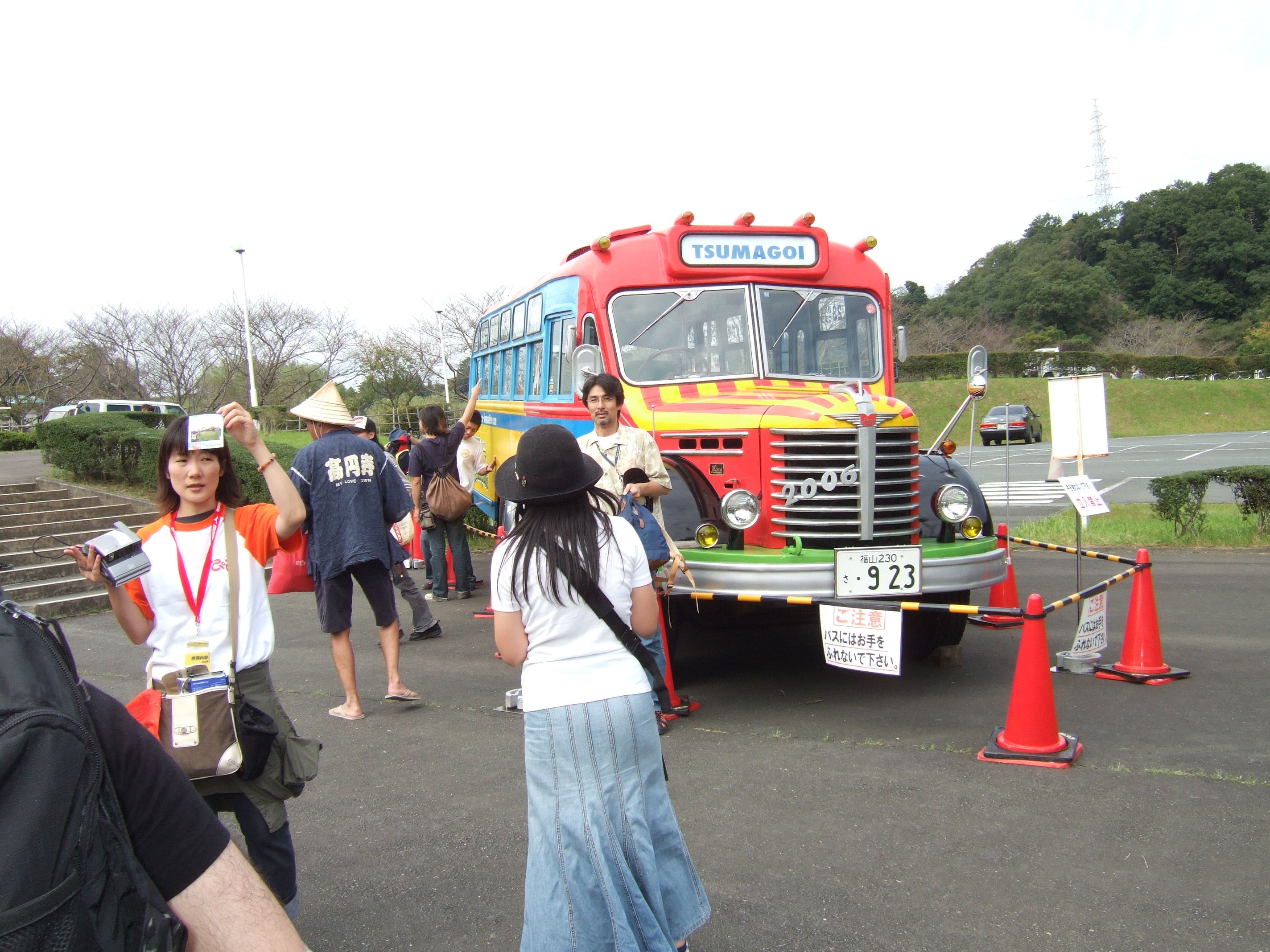 会場内にあるバス。コンサートの公式サイトにイラストで使われていたバスの実物版。