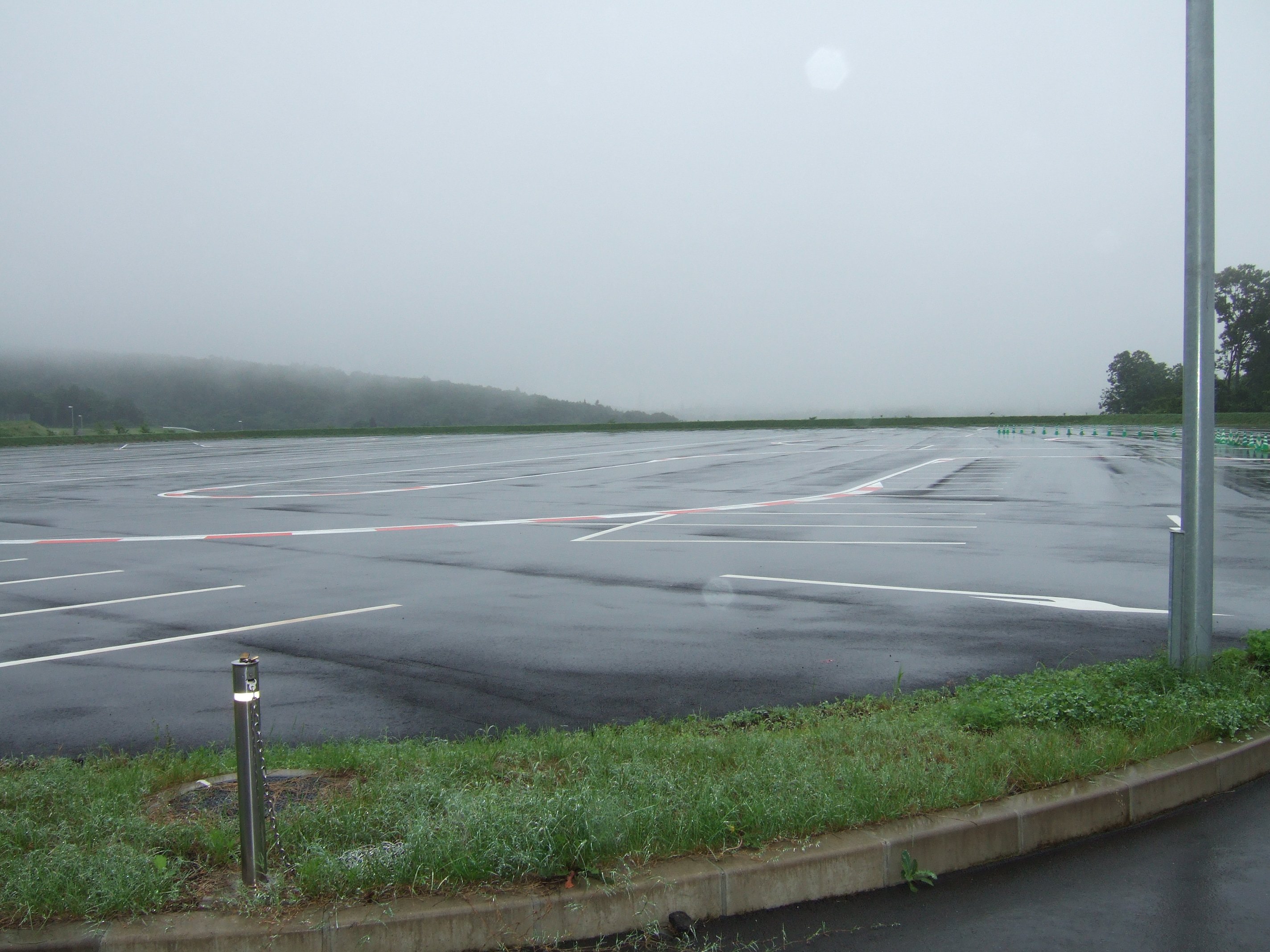 シャトルバス降車用駐車場。かなり広い。