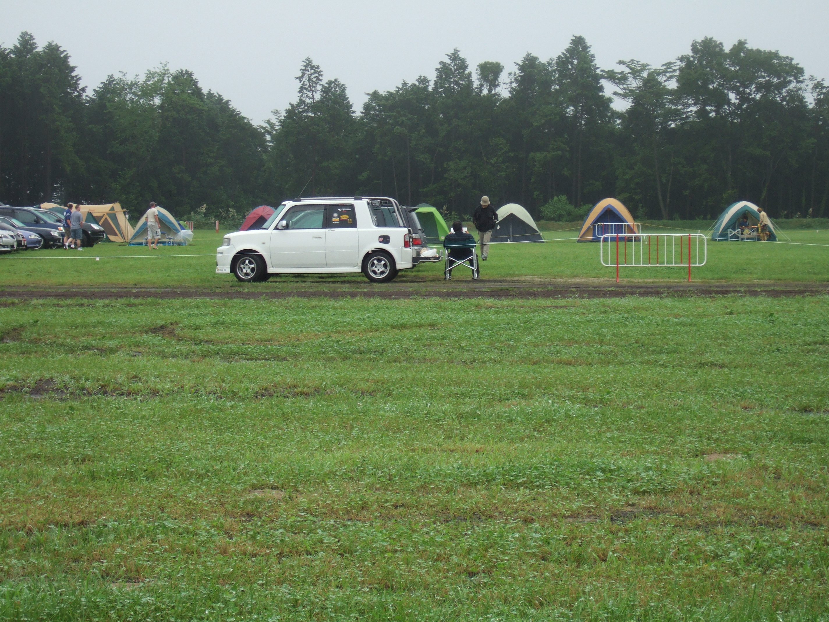 途中で見えるキャンプサイト。駐車場と同じ場所らしく、フジロックフェスティバルでいうとオートキャンプと同じです。