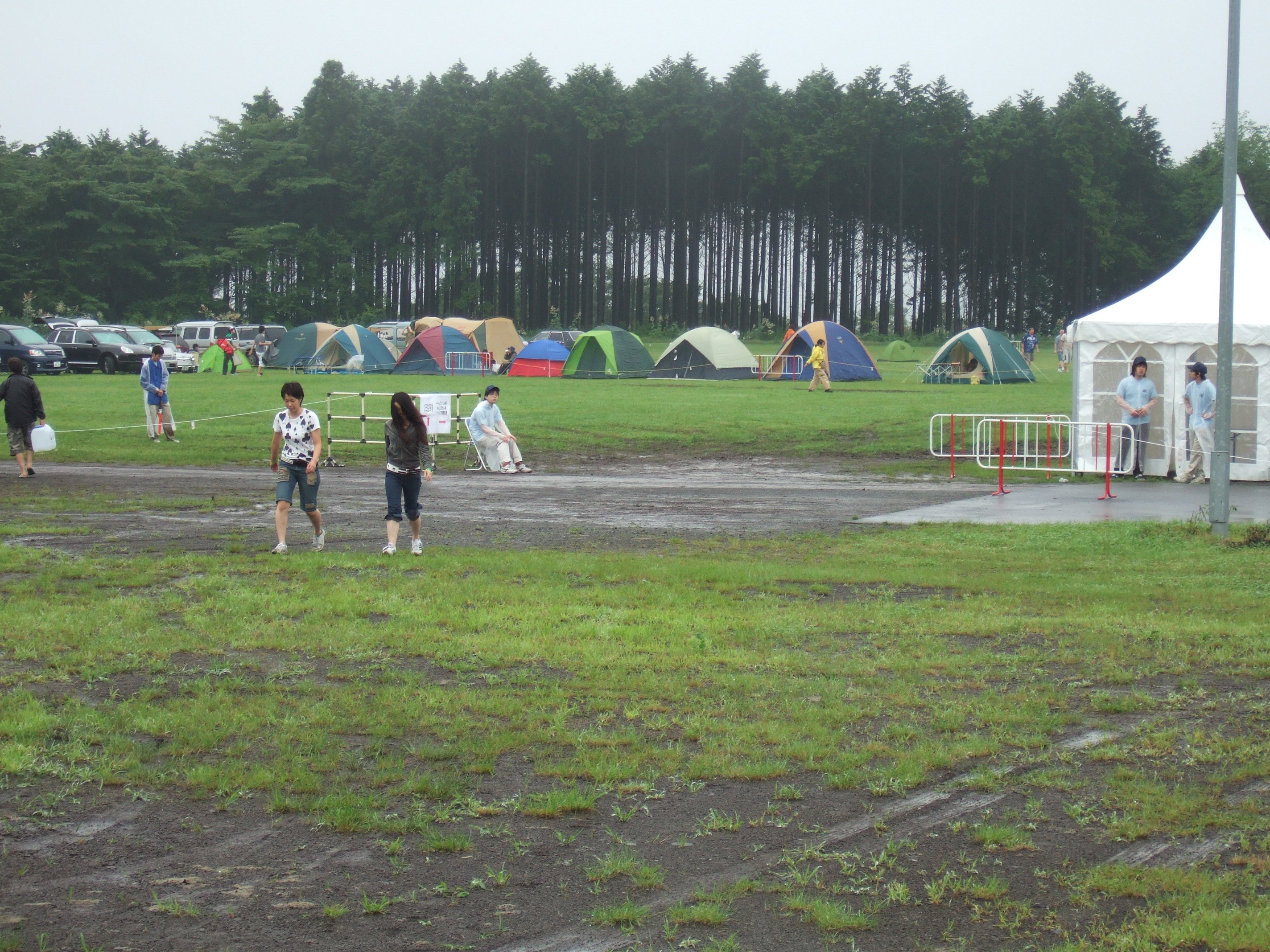 手前側にトイレ、洗面所があります。