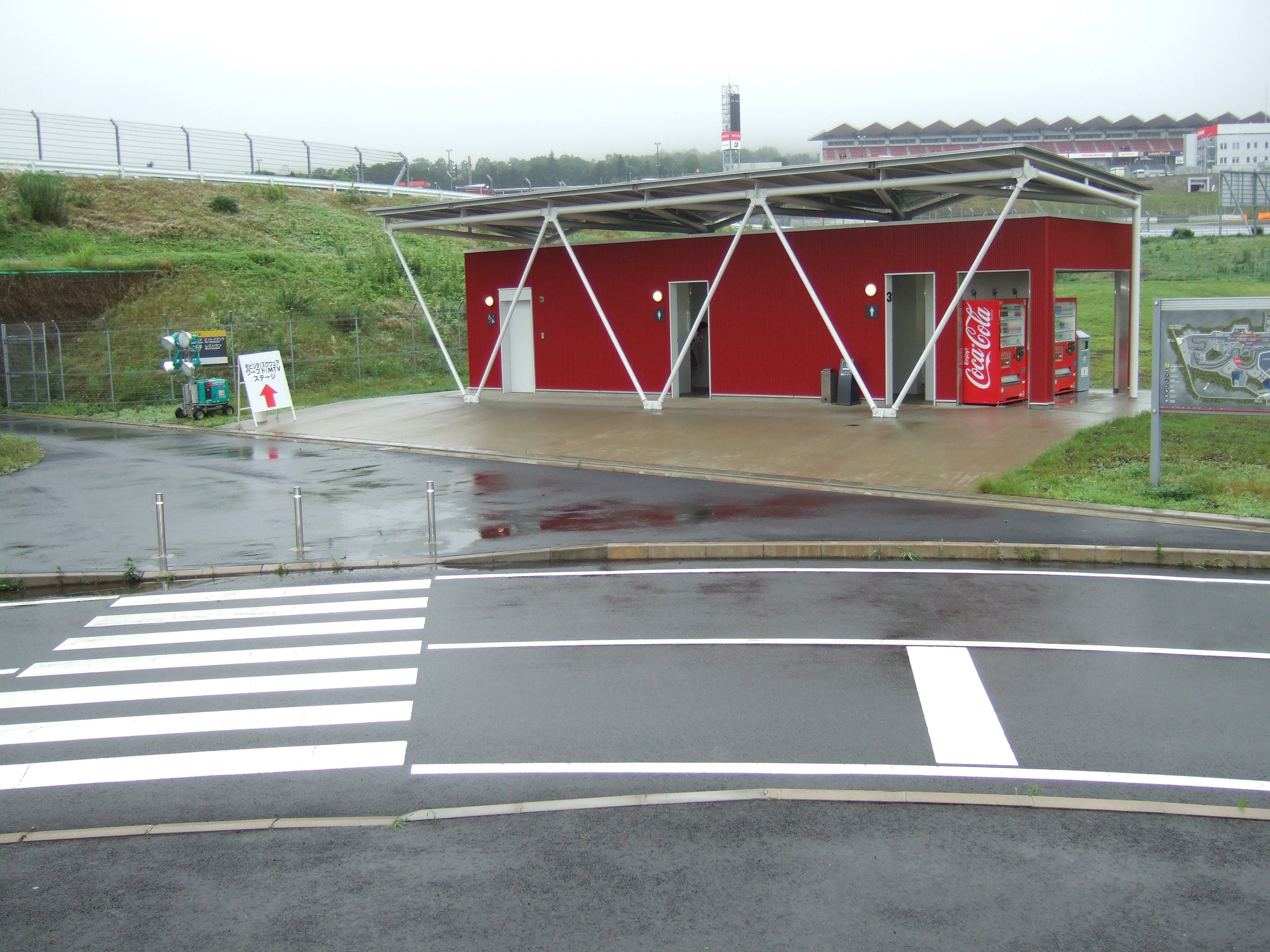 キャンプサイト利用者用のトイレ。左手に会場へ向かうトンネルがあります。