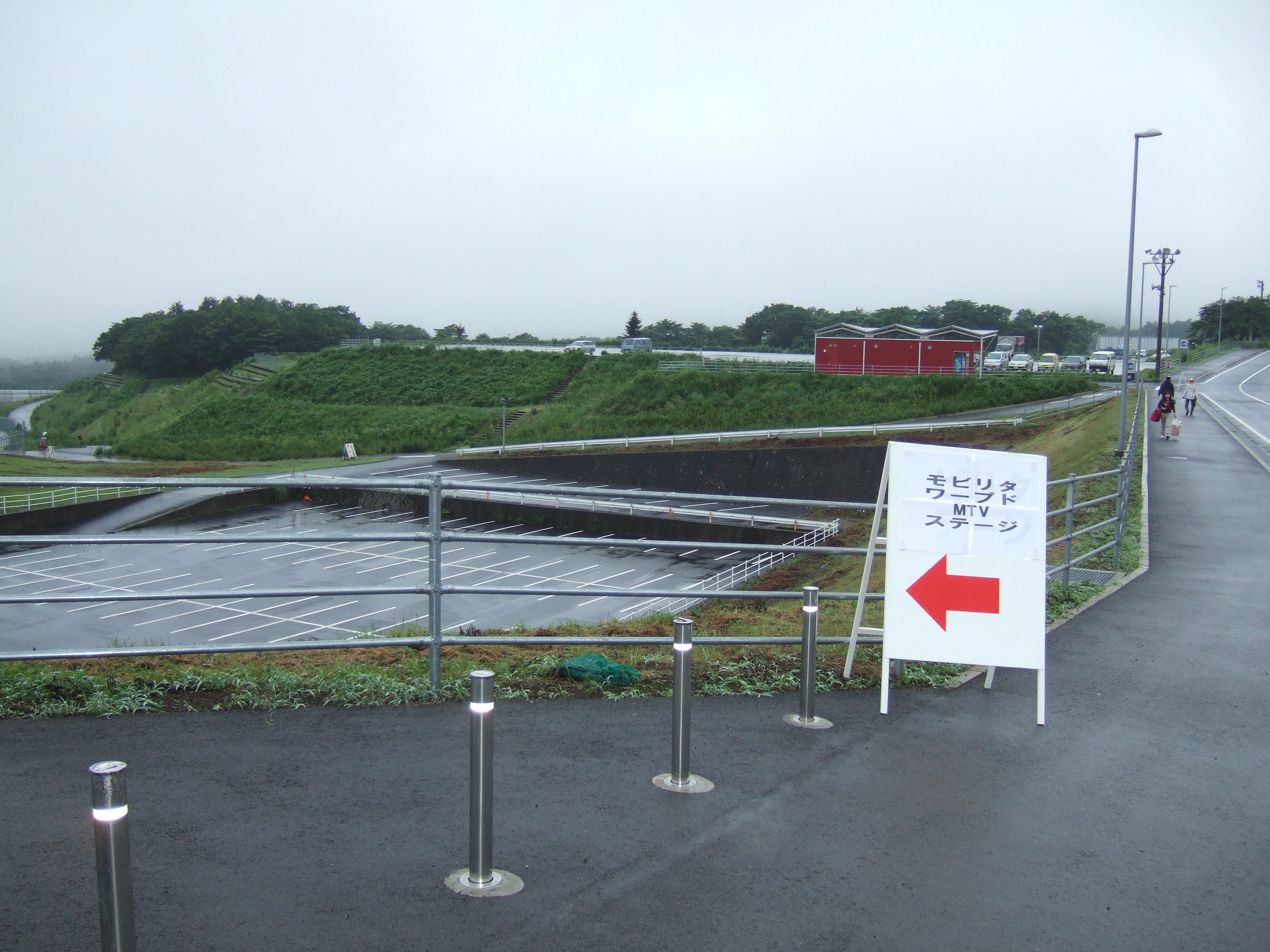 手前側に歩きます。直進すればスクエア・ステージです。 