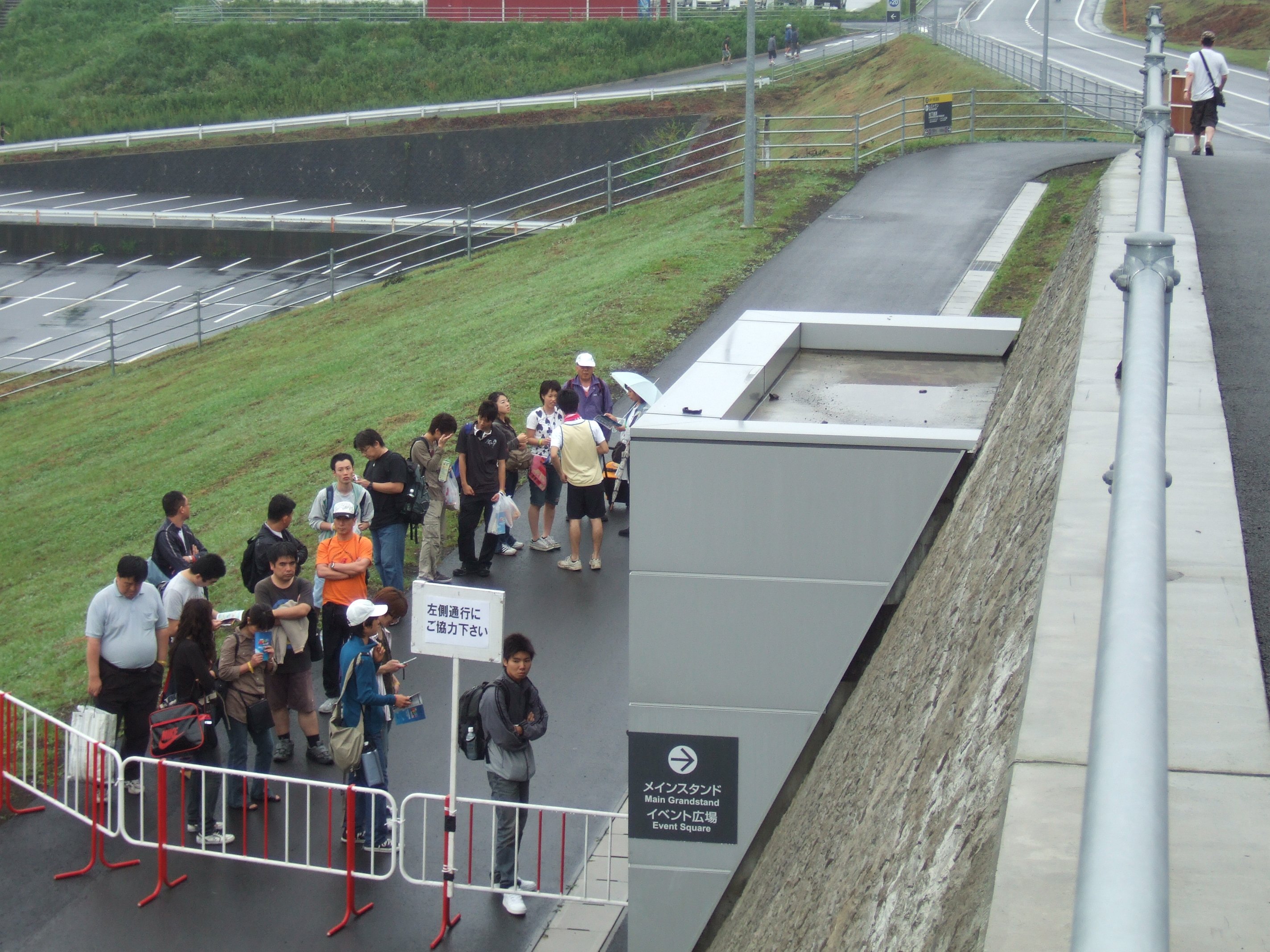 午前8時前の行列。最長200メートルくらいにはなったかもしれません。いすに座って待つ人もいました。