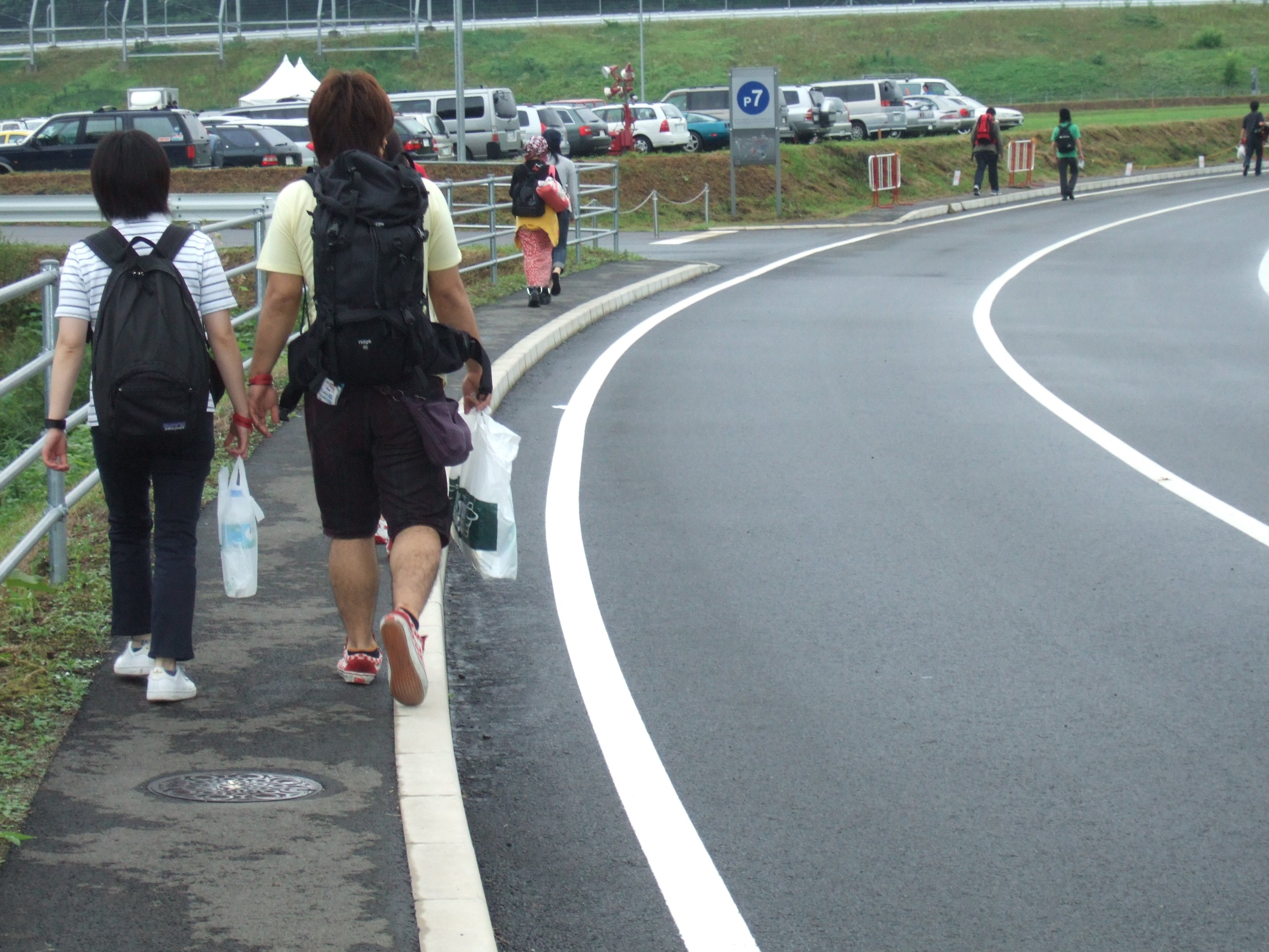 しばらく場内を歩きます。