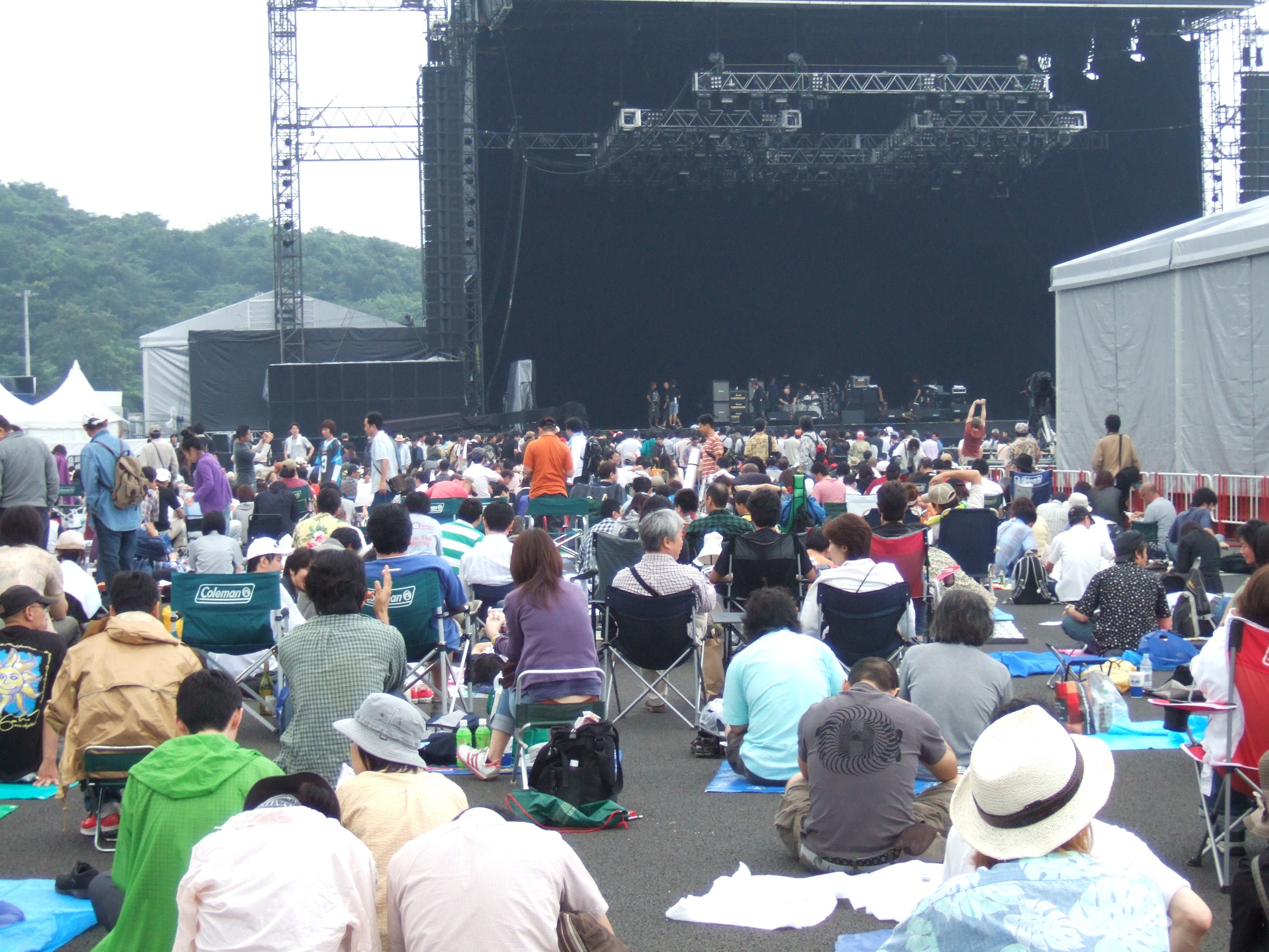ステージ後方左側から。