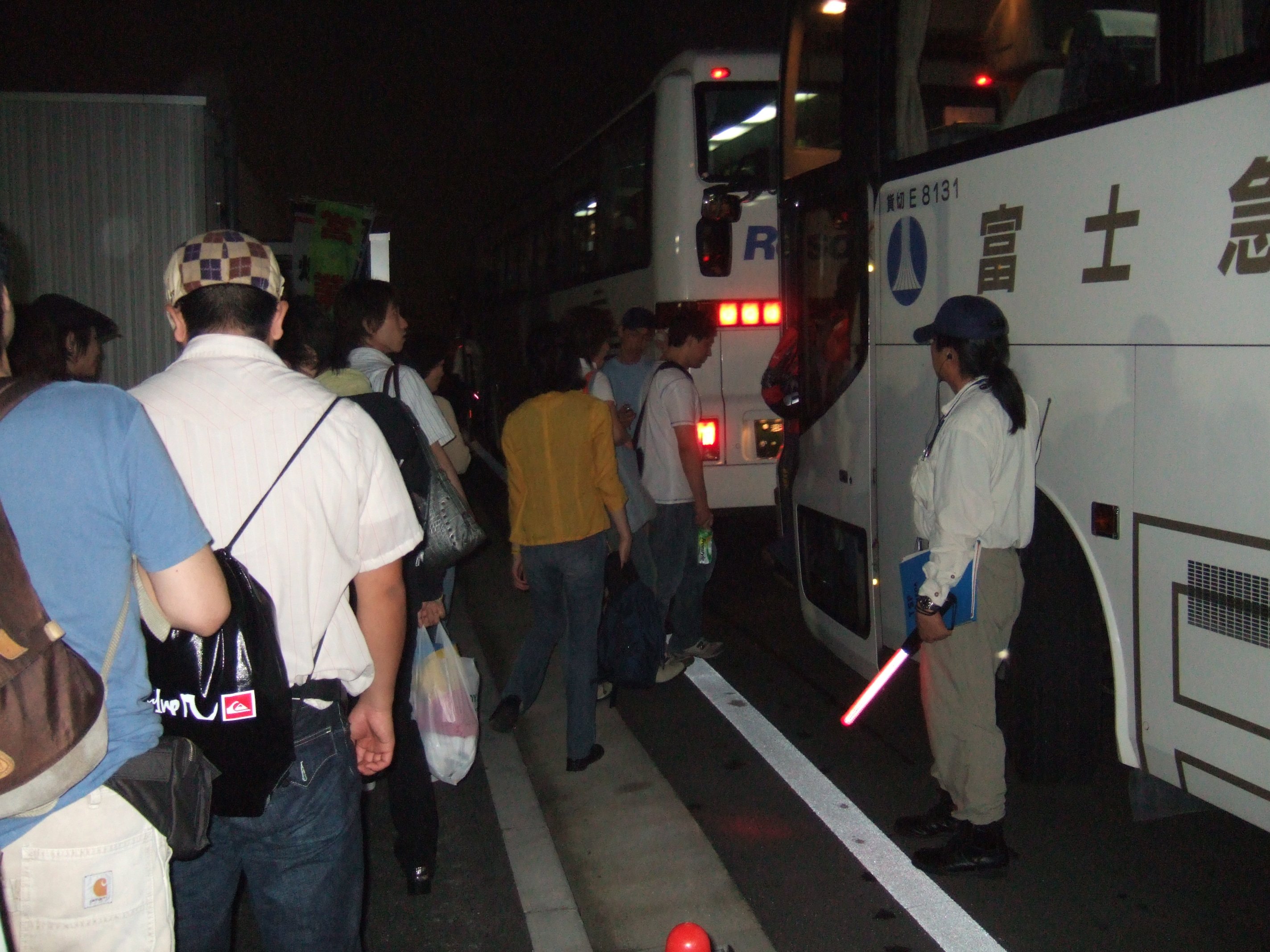 モビリタ・ステージの駐車場側、ステージを過ぎて飲食店通りを通過したところに帰宅用バス乗り場があります。行き先別に乗り場が分かれています。 