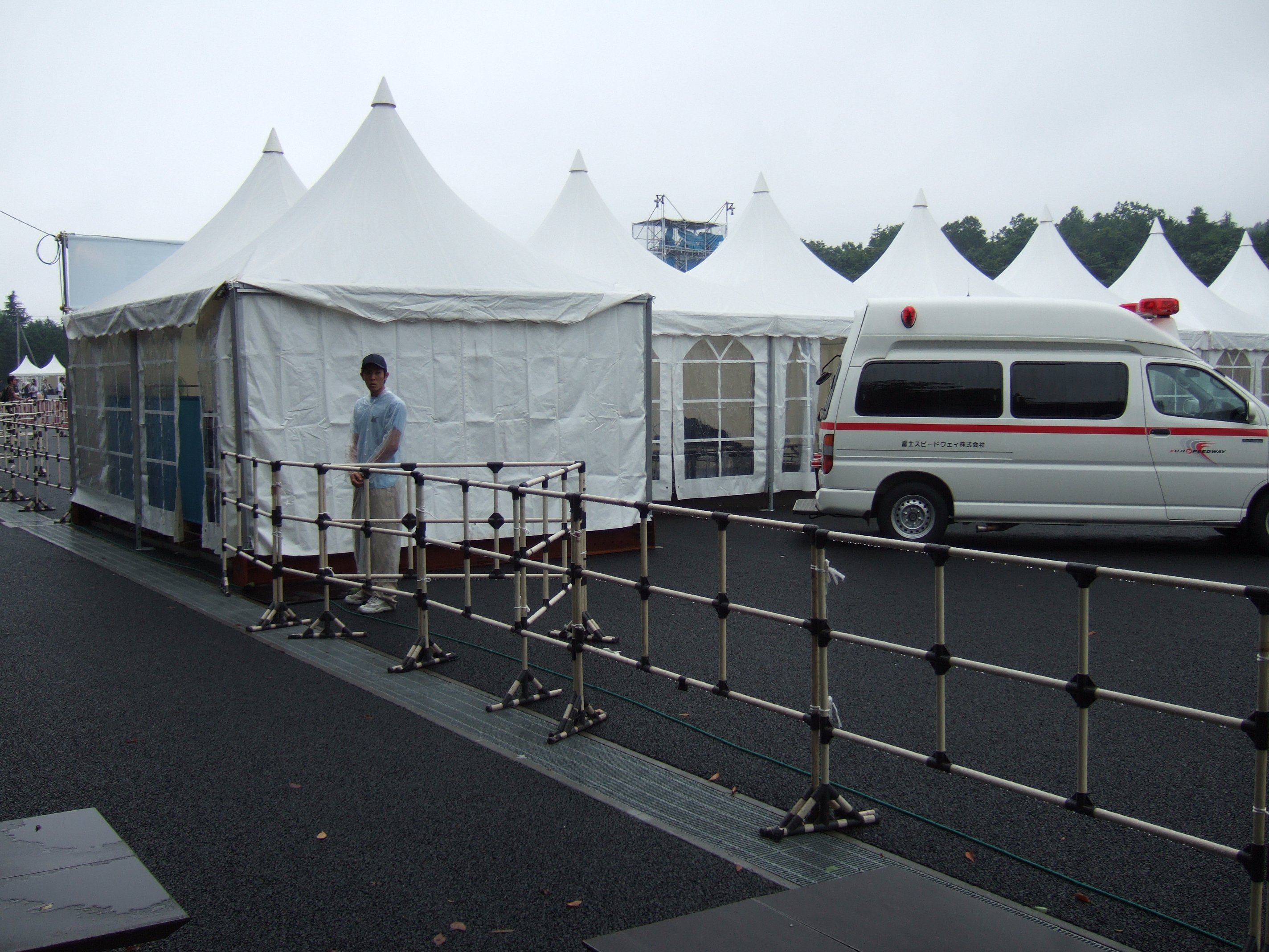 ステージ裏にある救護所と、富士スピードウェイの救急車。