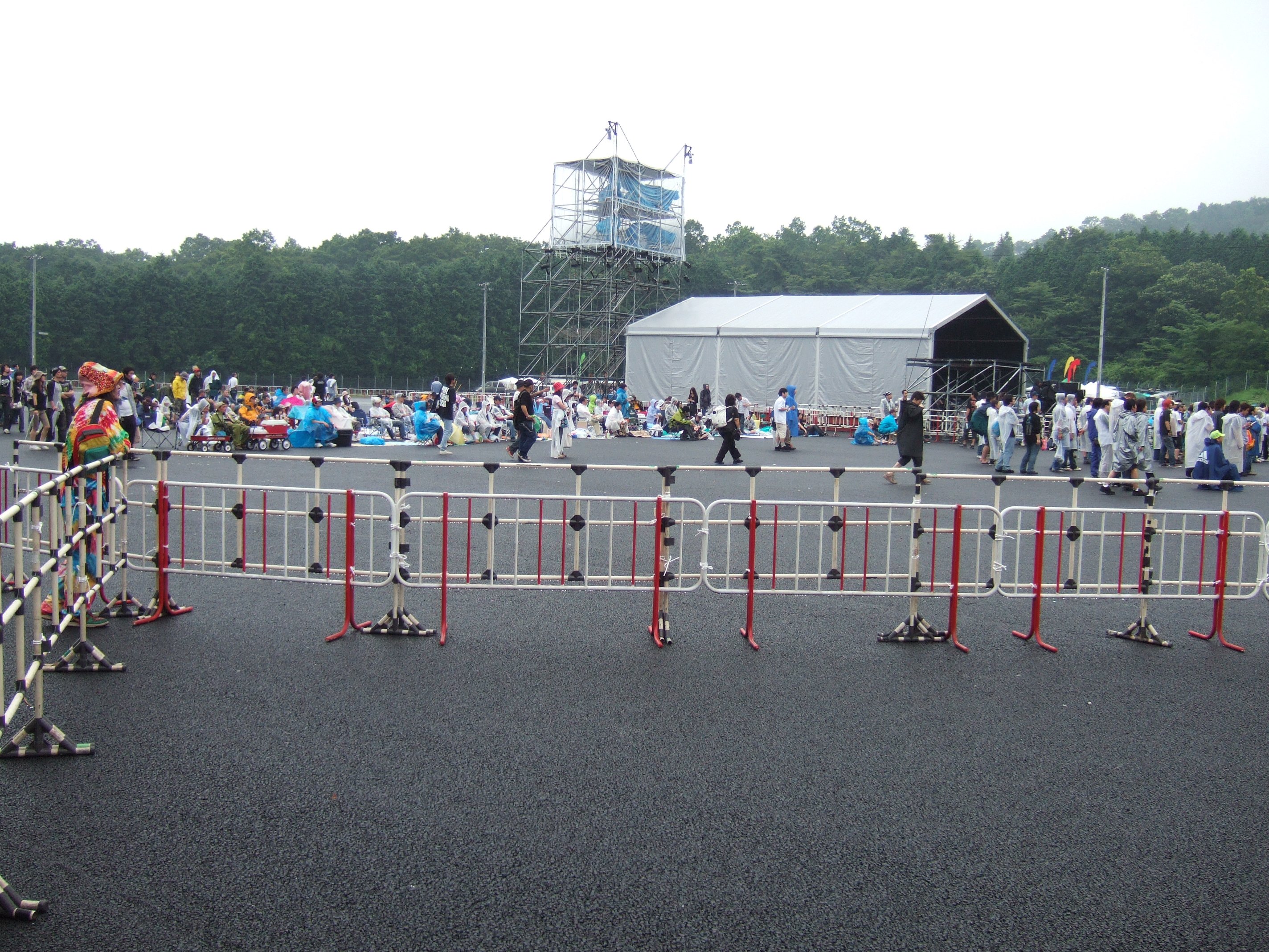 スタンディング形式になっている区域と、座って見ることができる区域に分かれた様子。 