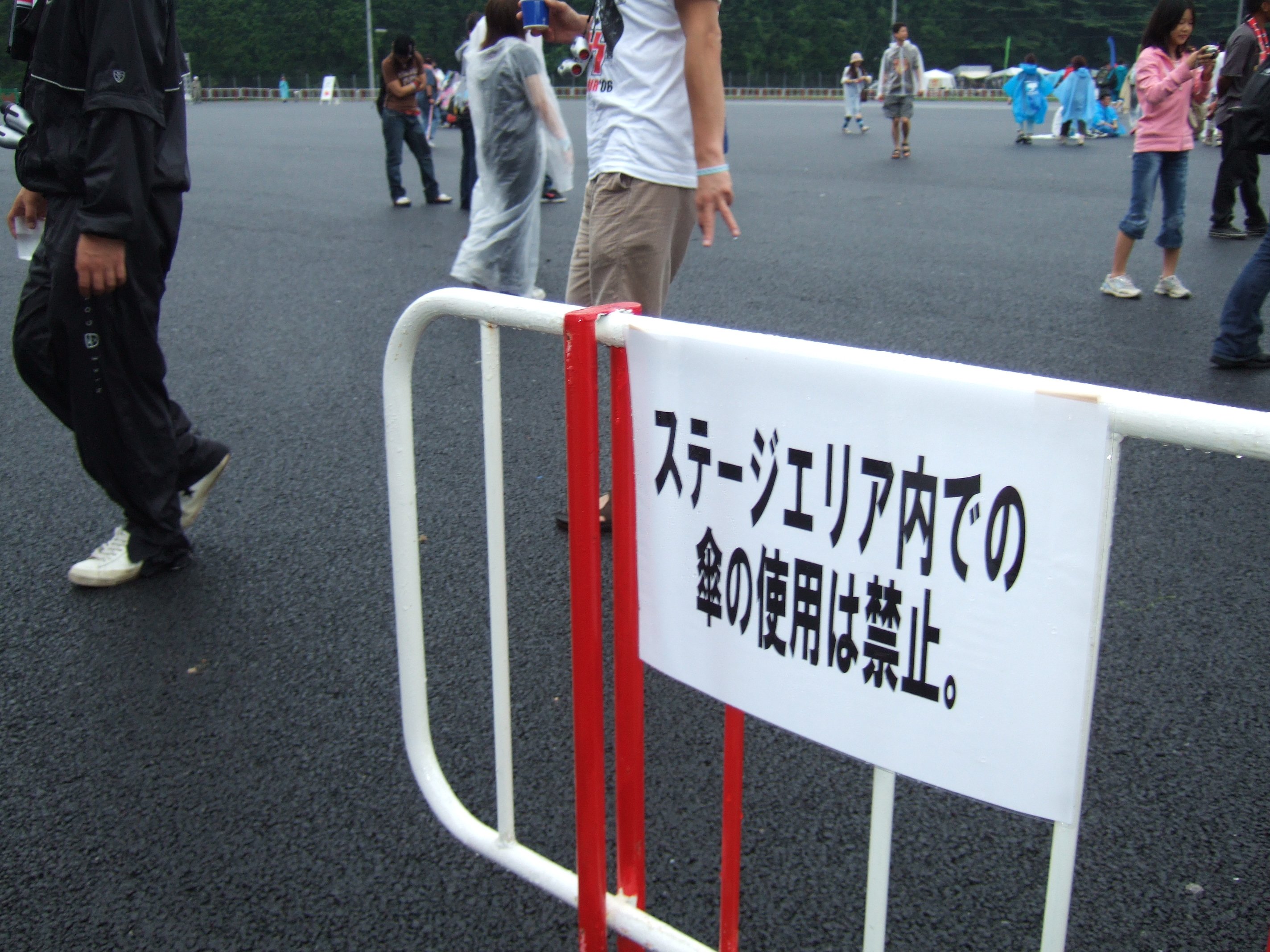 全区域が傘禁止のフジ・ロック、サマーソニックとは違い、ウドー・ミュージック・フェスティバルは傘を使用してもいい場所があります。 