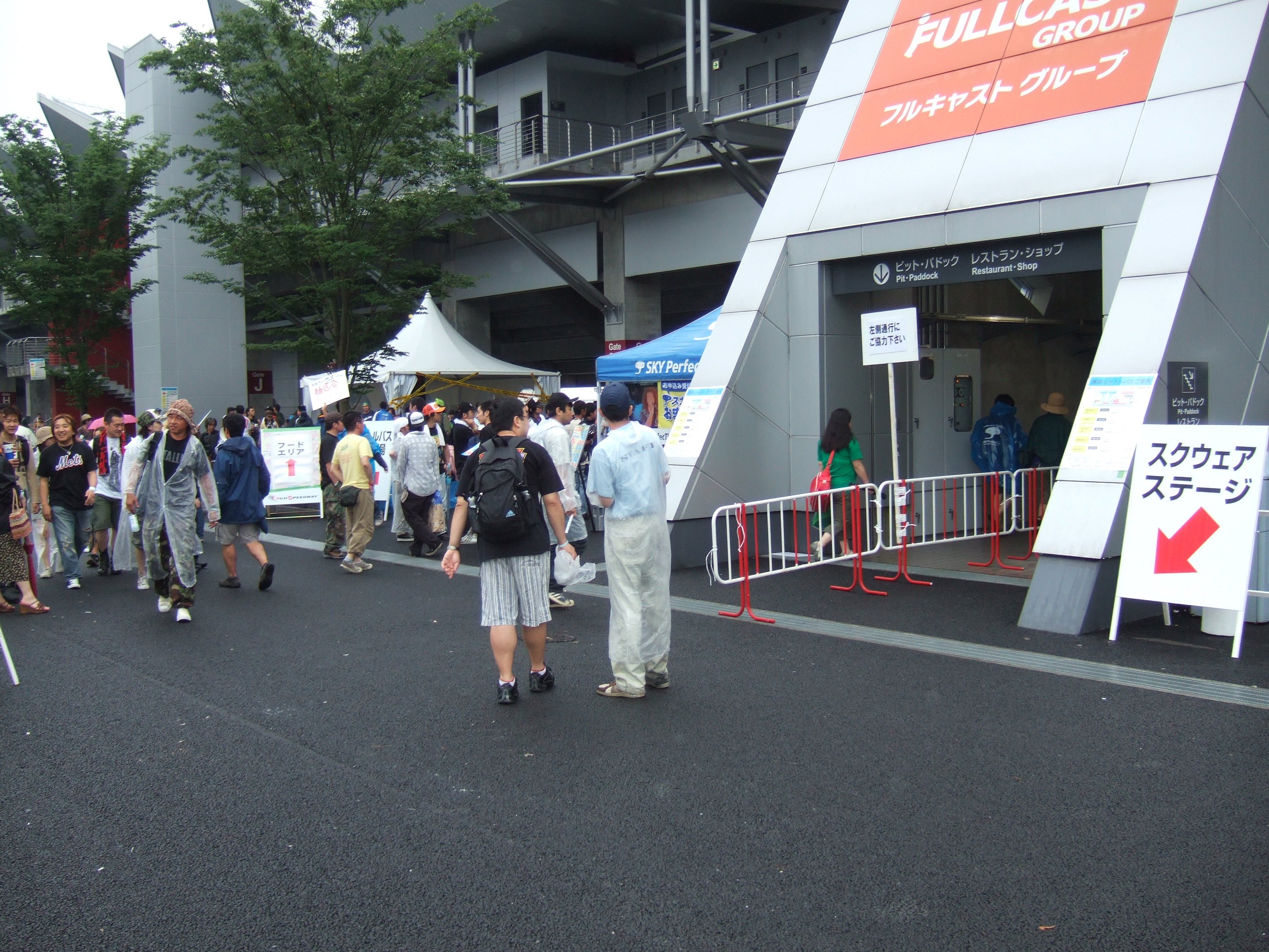 エスカレーターから出てくるところ。スクウェア・ステージへの通路になります。