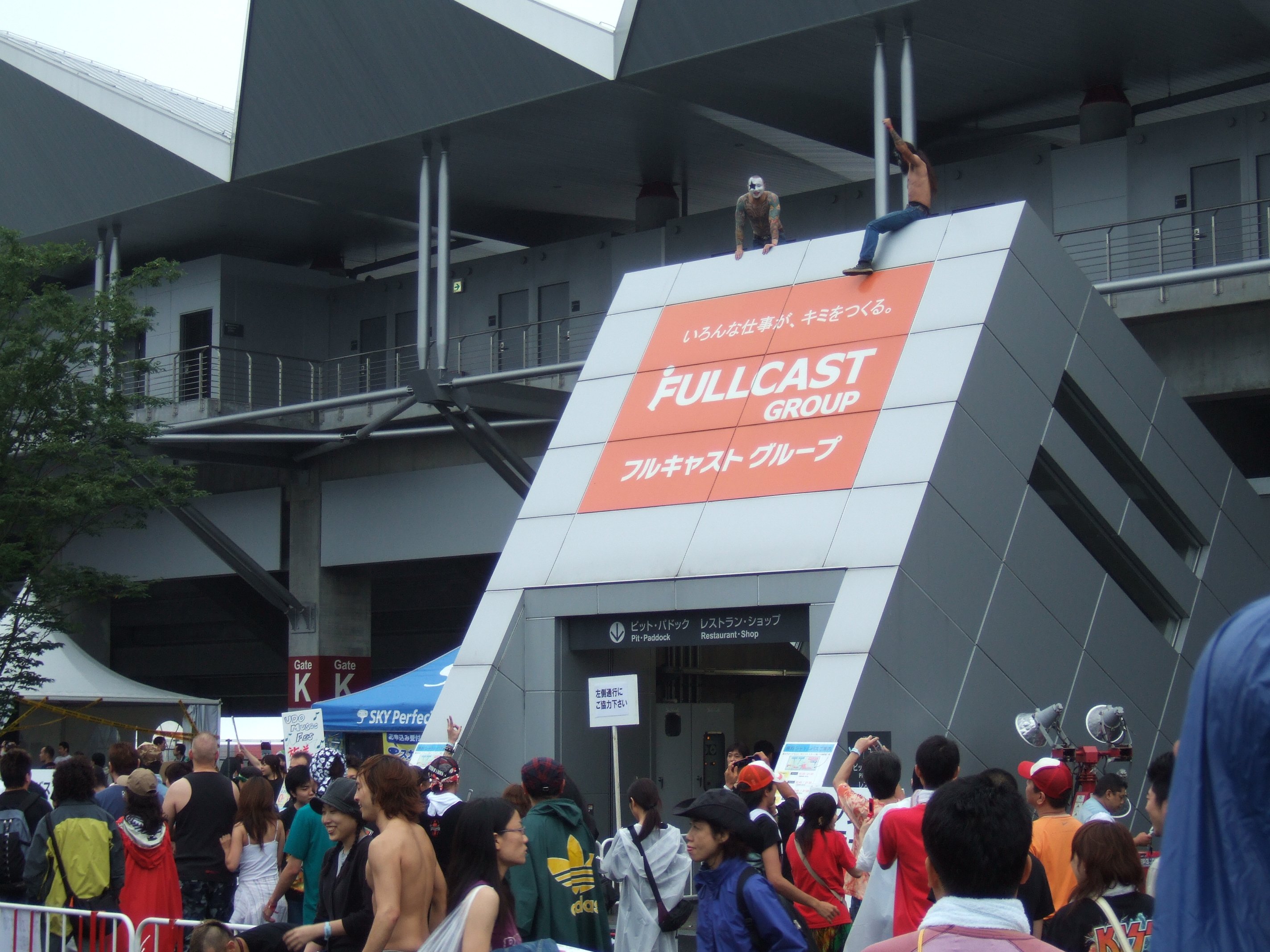 キッスのメイクをして騒ぐ人。