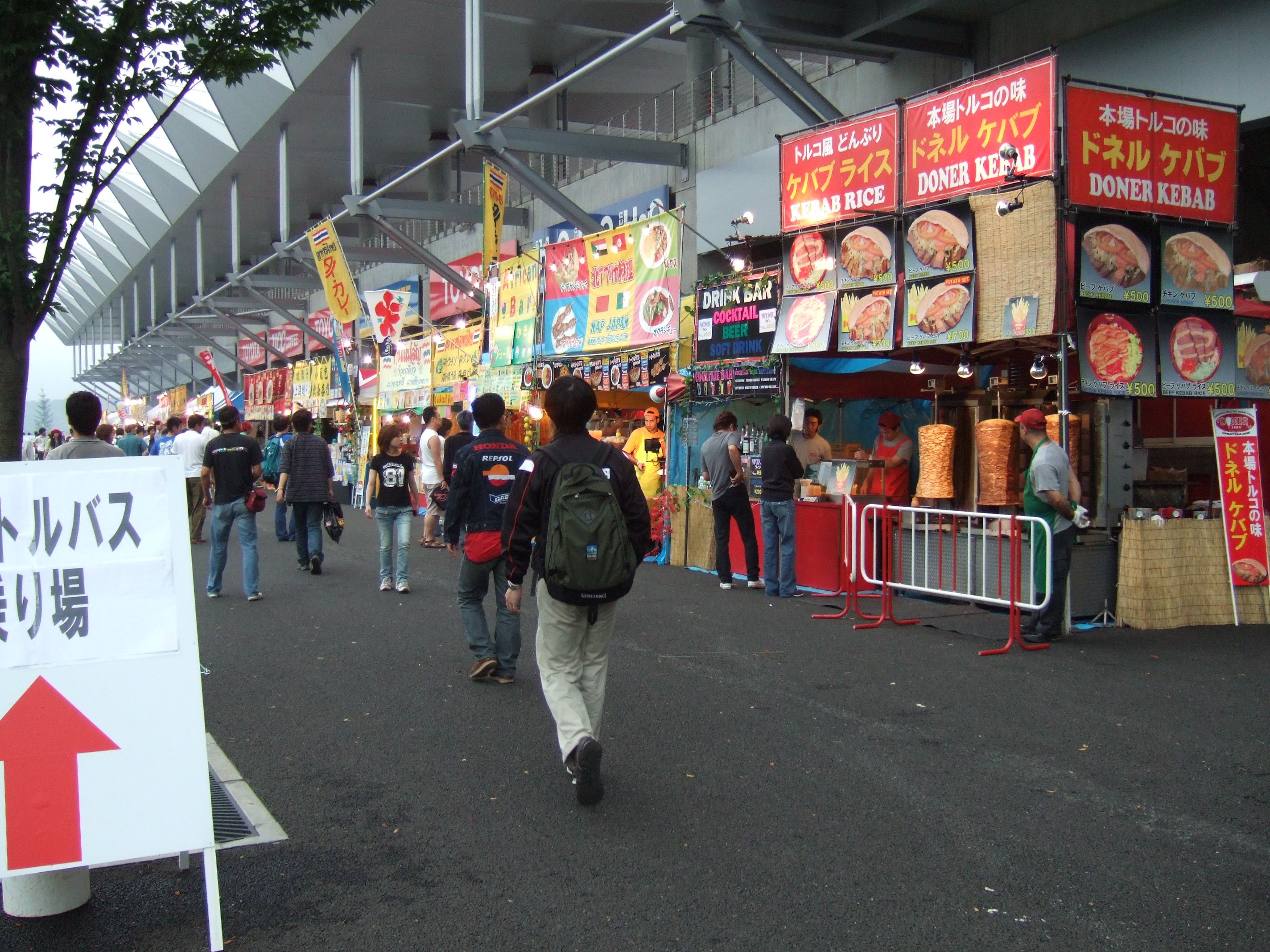 メーン・スタンドの裏に並ぶモビリタ・ステージの飲食店。