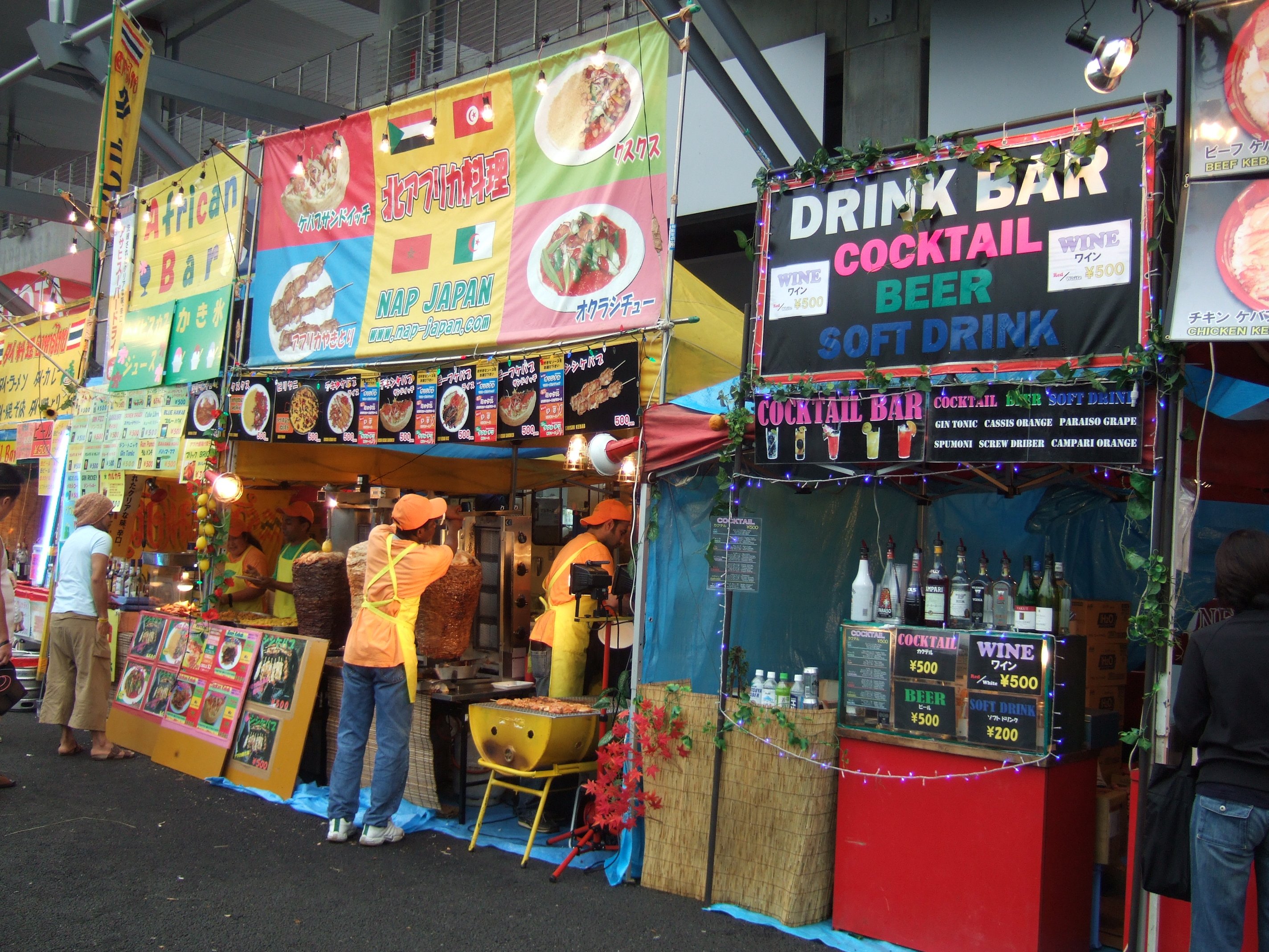 カクテル・バー、北アフリカ料理店。