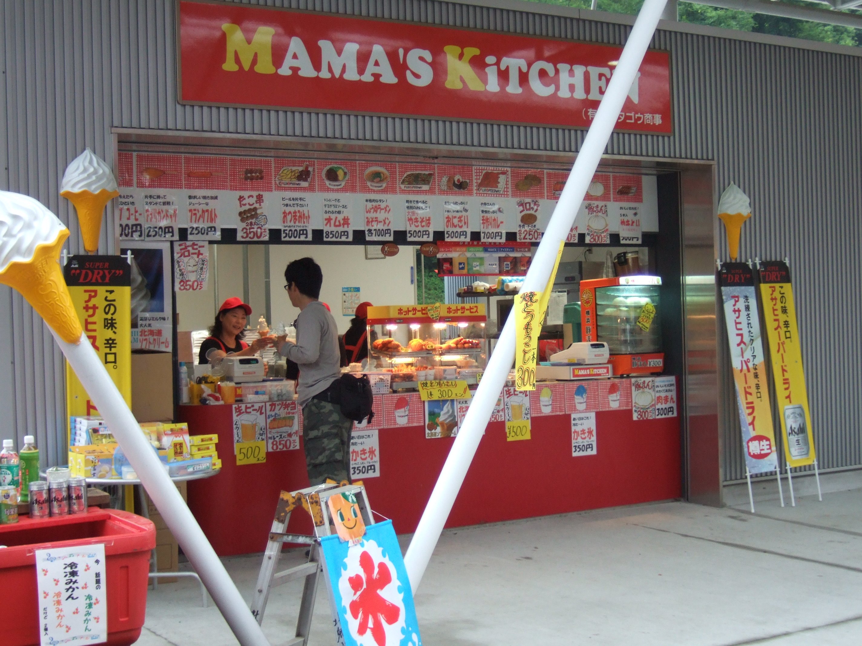 富士スピードウェイに常設されている店も営業。