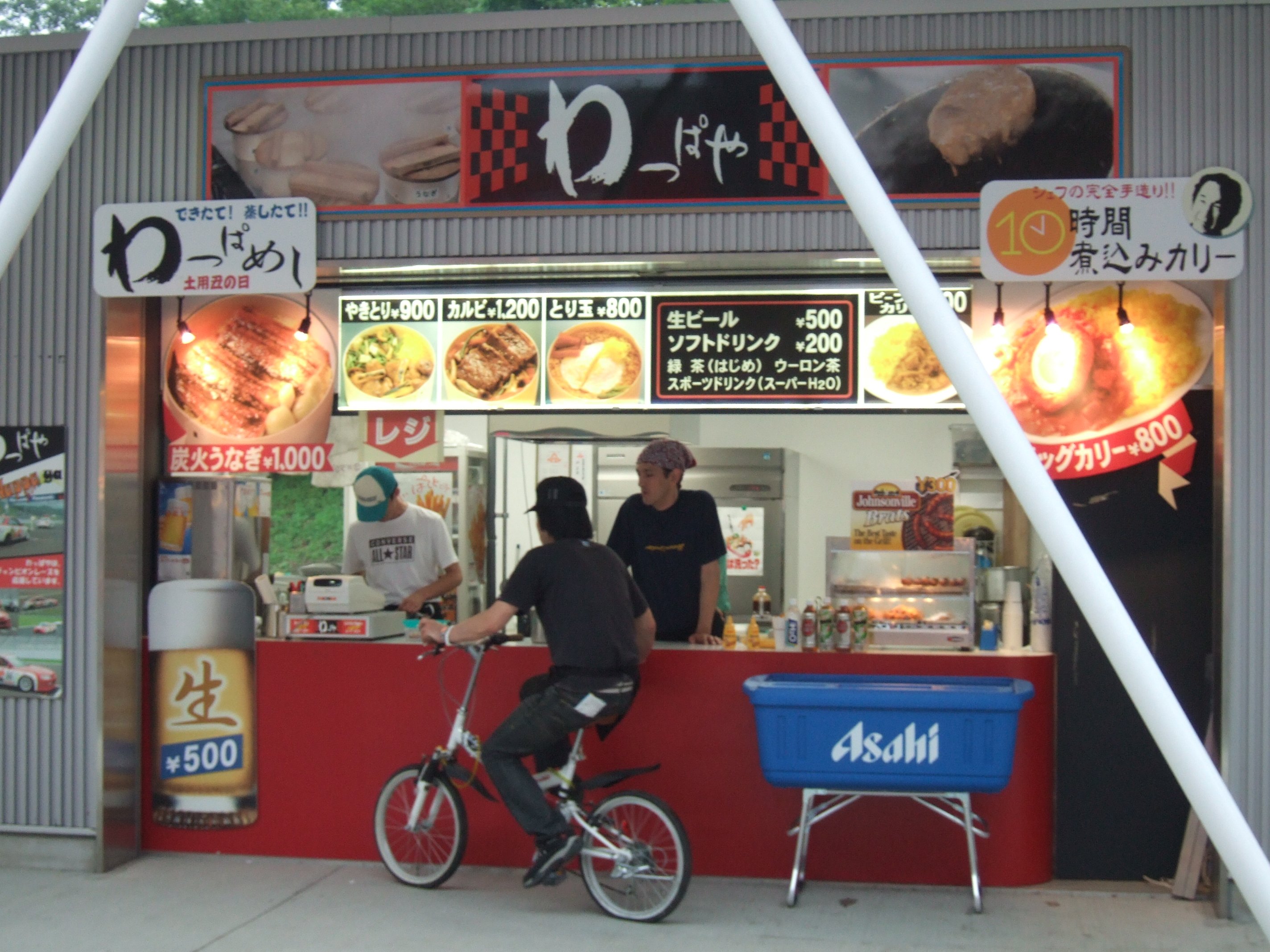 何のメニューでも容器がわっぱという店。