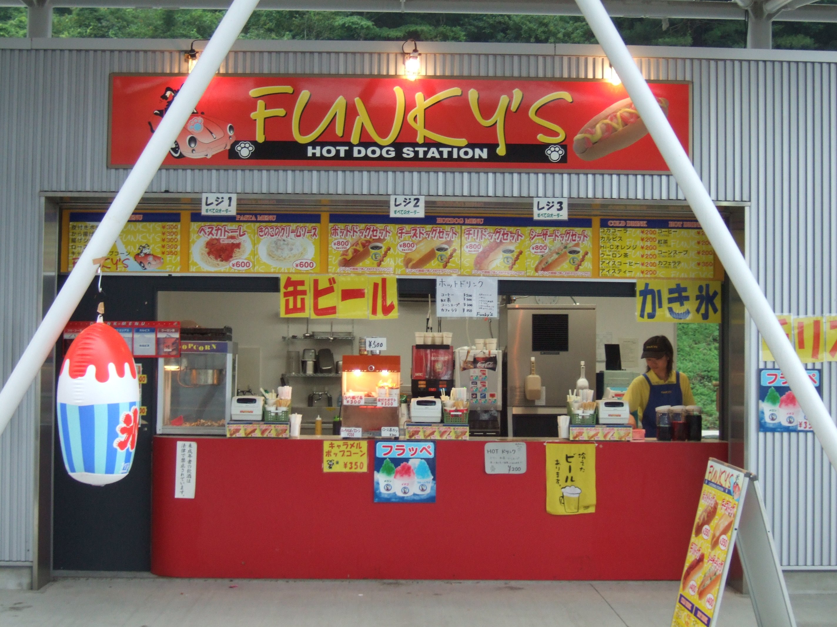 特設の店舗も出していますが、常設の店も持っているホットドッグ店。