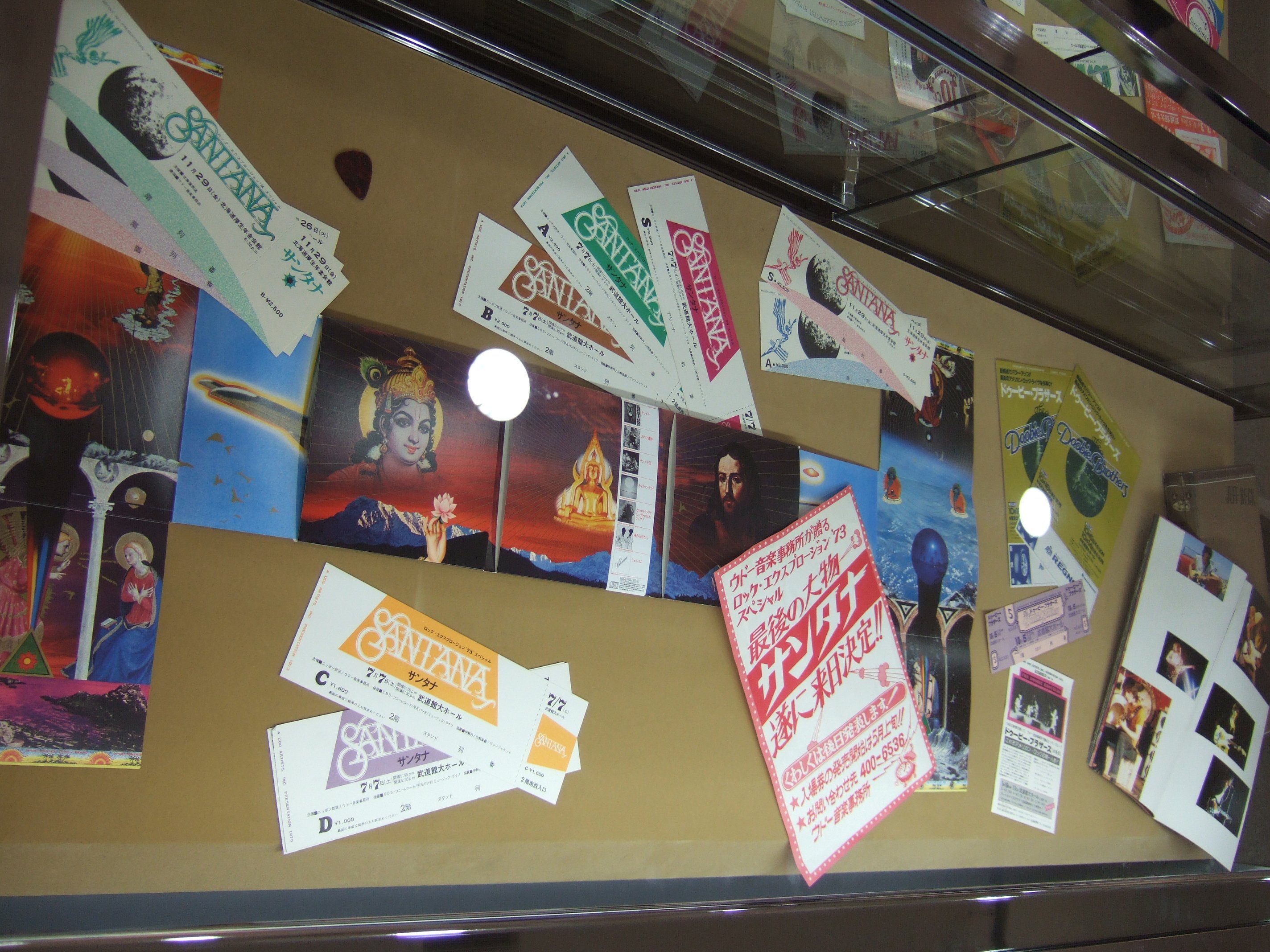 中央にあるのはサンタナの「ロータスの伝説」の22面紙ジャケを展開しています。