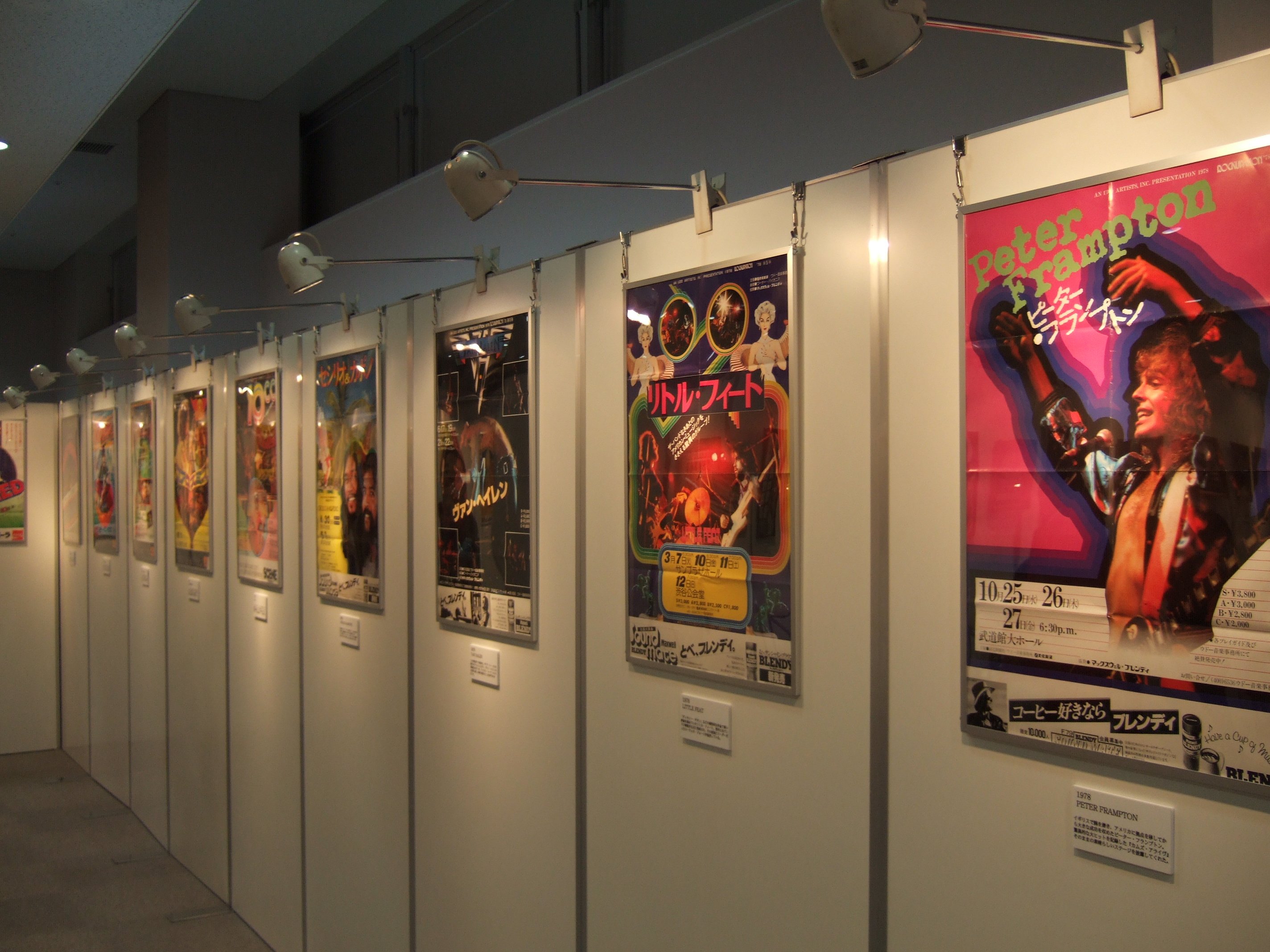 ロック・ミュージアムは来日公演のポスターとチケット、アーティスト使用のギター展示が中心です。右からピーター・フランプトン、リトル・フィート、ヴァン・ヘイレン、セシリオ＆カポノ、10cc、エアロスミス。