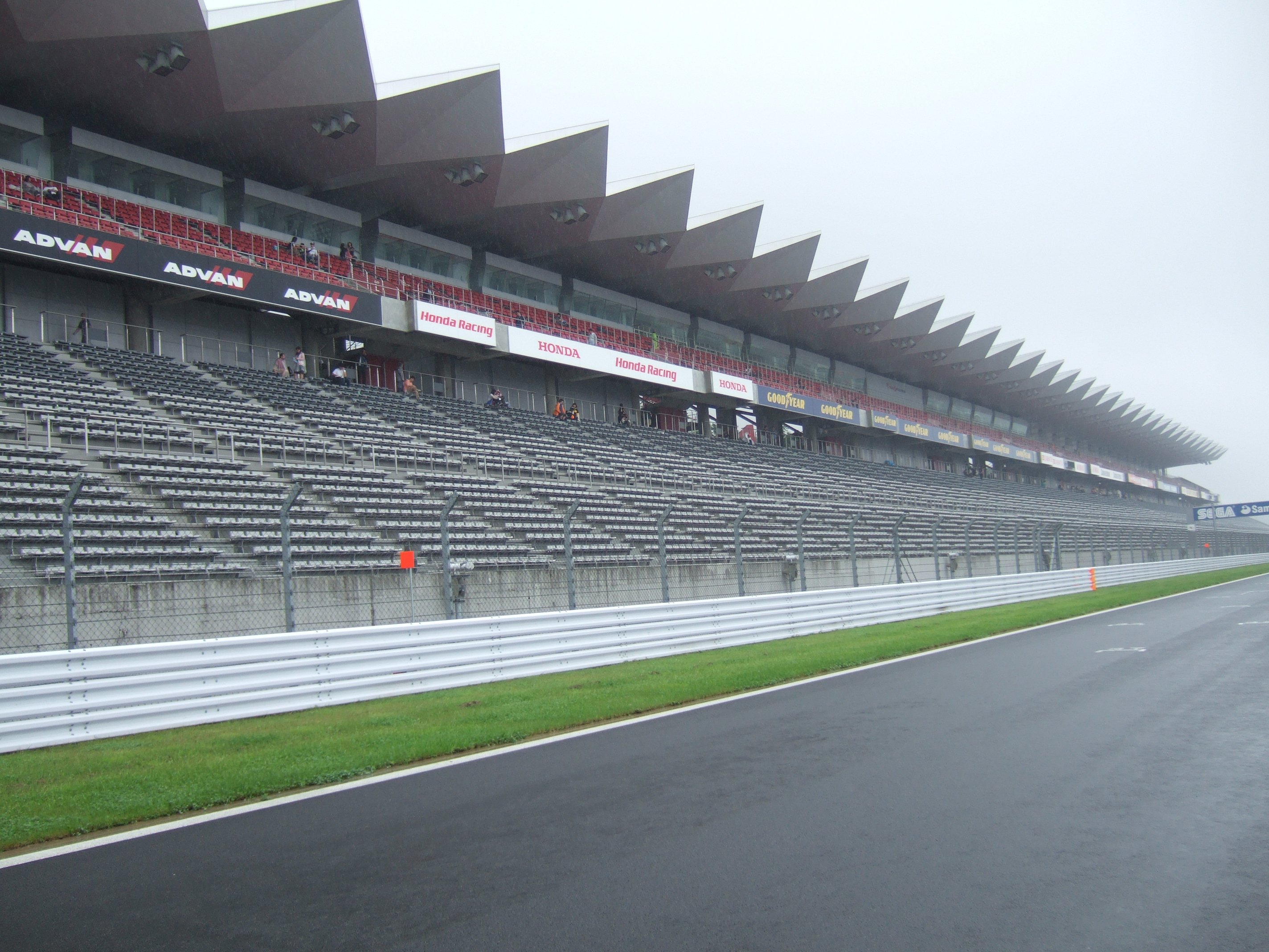 メーン・ストレートのスタンド。