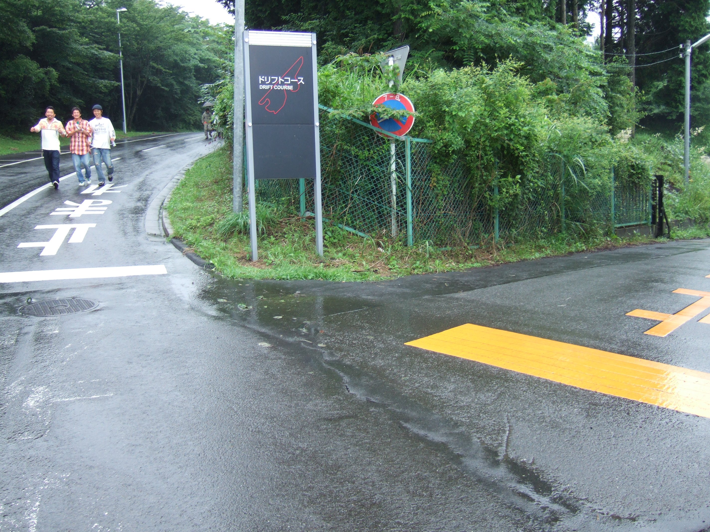 ウドー・ミュージック・フェスティバルの一般客用駐車場となっているドリフト・コース、ジム・カーナ・コースの入り口付近。 