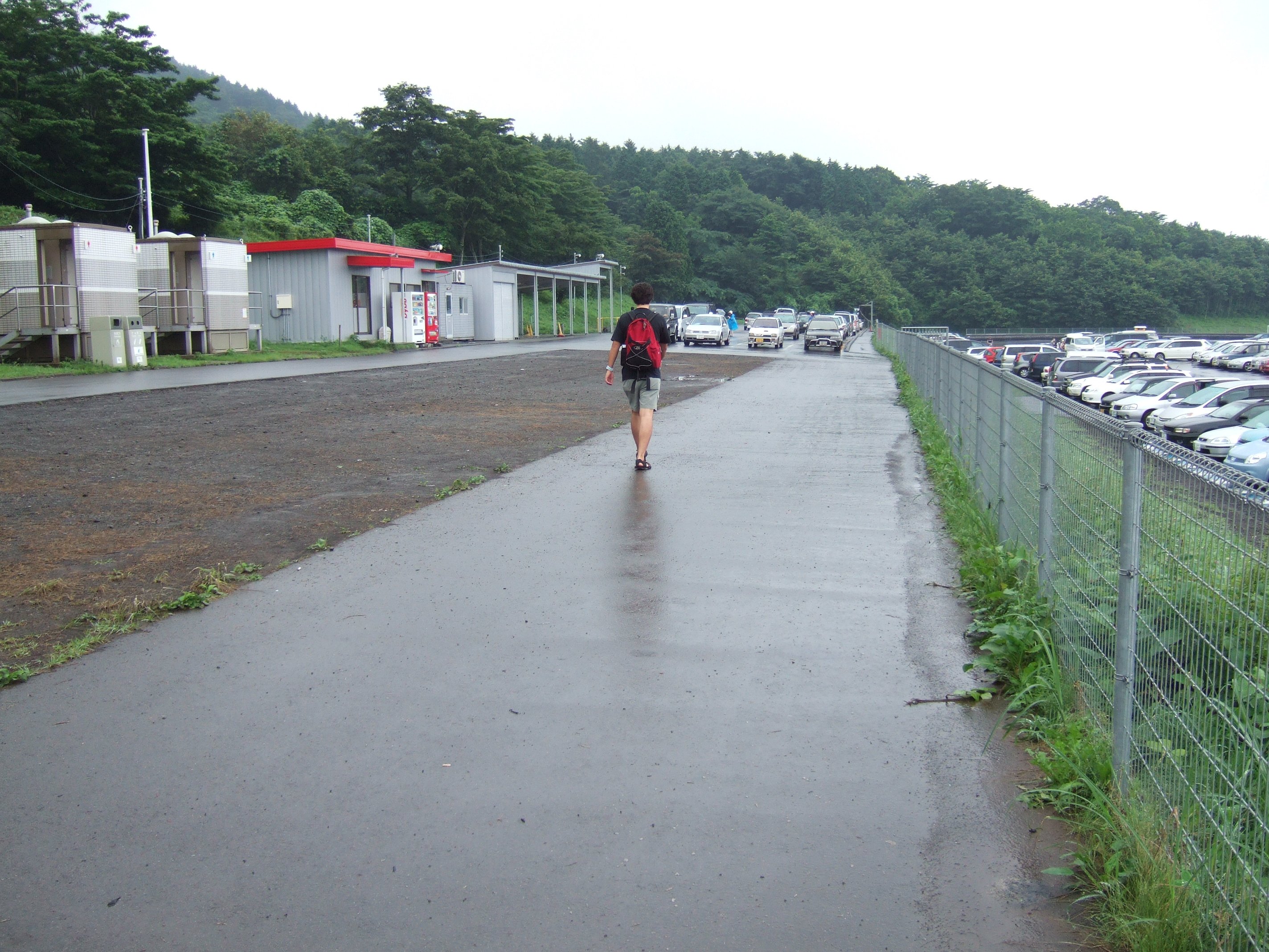 ドリフト・コース駐車場の入り口。自動販売機、トイレもあります。