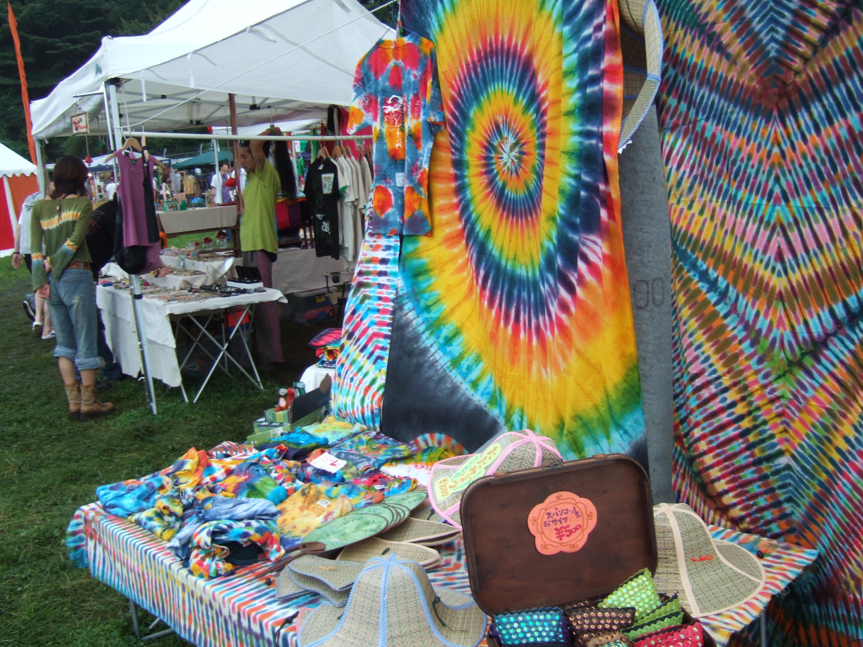 フジロックフェスティバルのフィールド・オブ・ヘブンで売られているような柄。