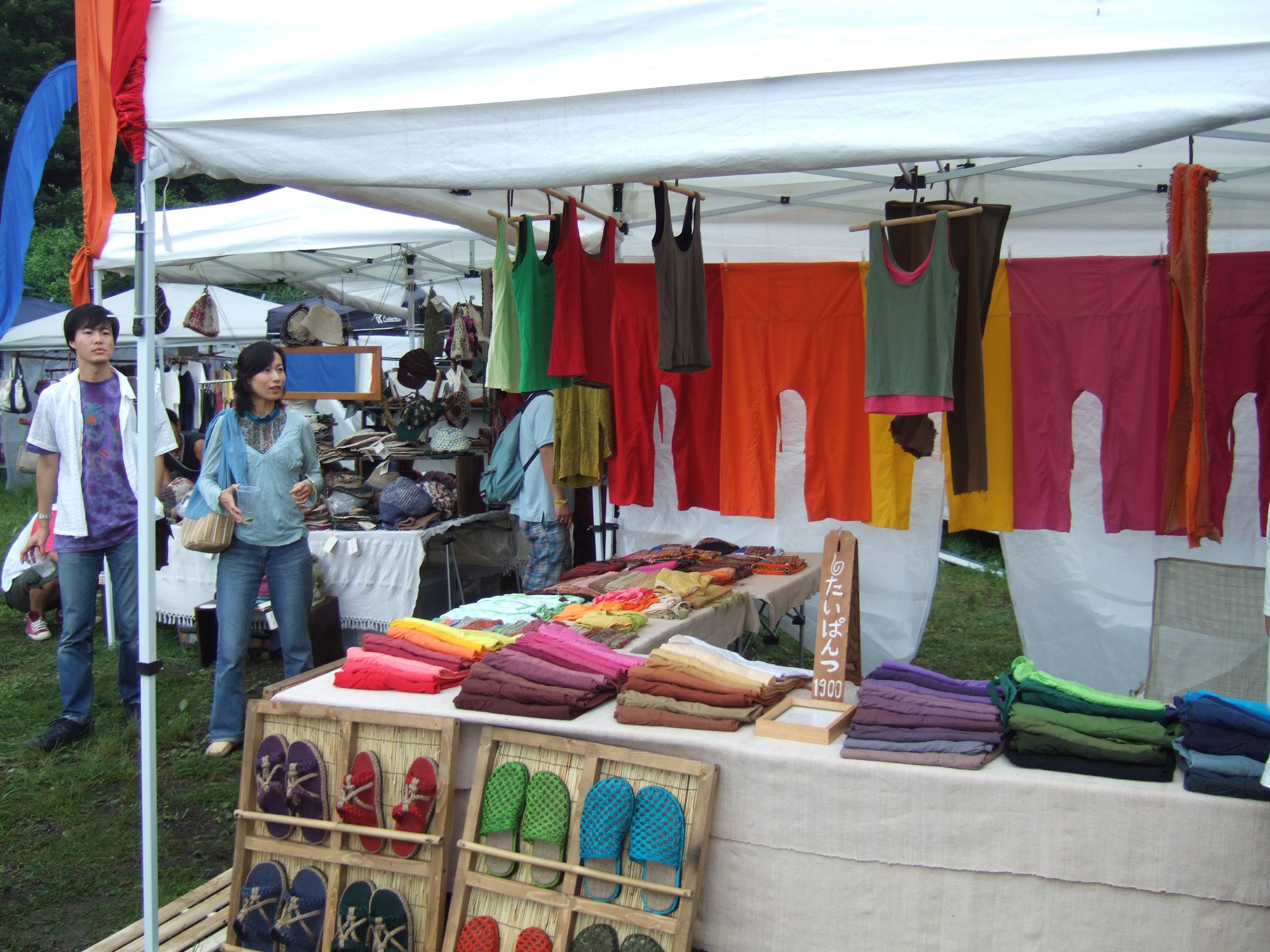 派手な色の衣類が多い服飾店。