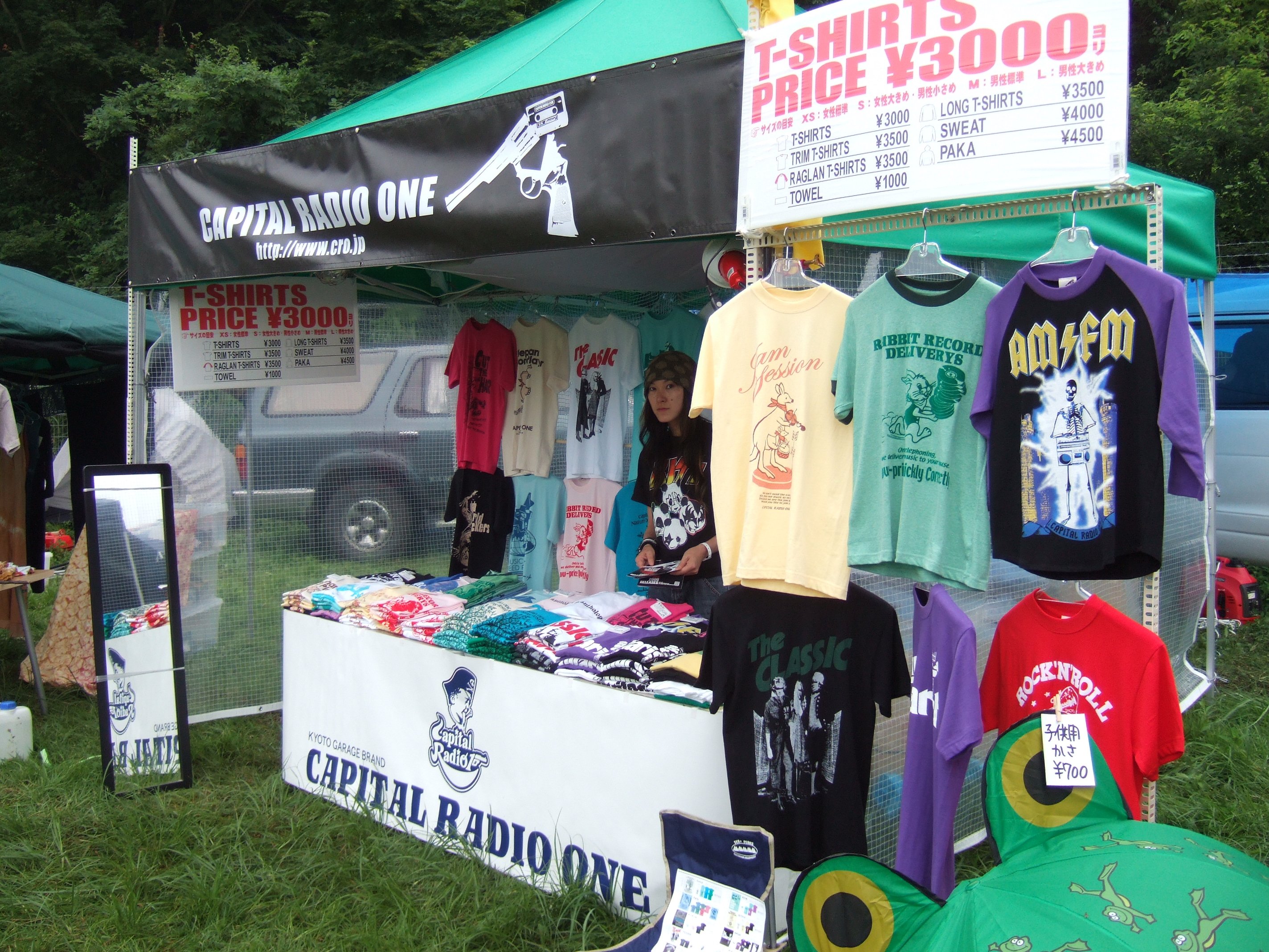 音楽をテーマにしたTシャツを売るキャピタル・レディオ・ワン。キッスの公認Tシャツも扱っています。